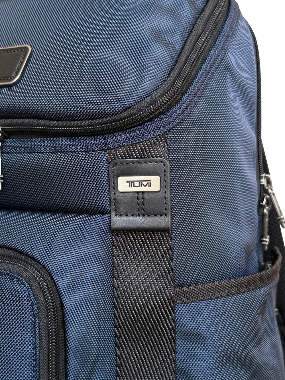 detail-samping-TM-Thornhill-Backpack-Navy