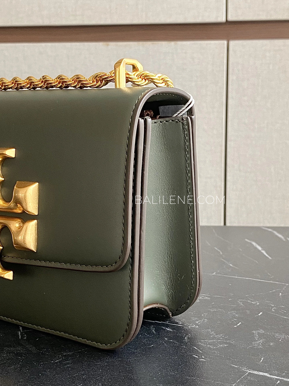 detail-samping-Tory-Burch-73589-Eleanor-Small-Convertible-Shoulder-Bag-Dark-Ivy-balilene