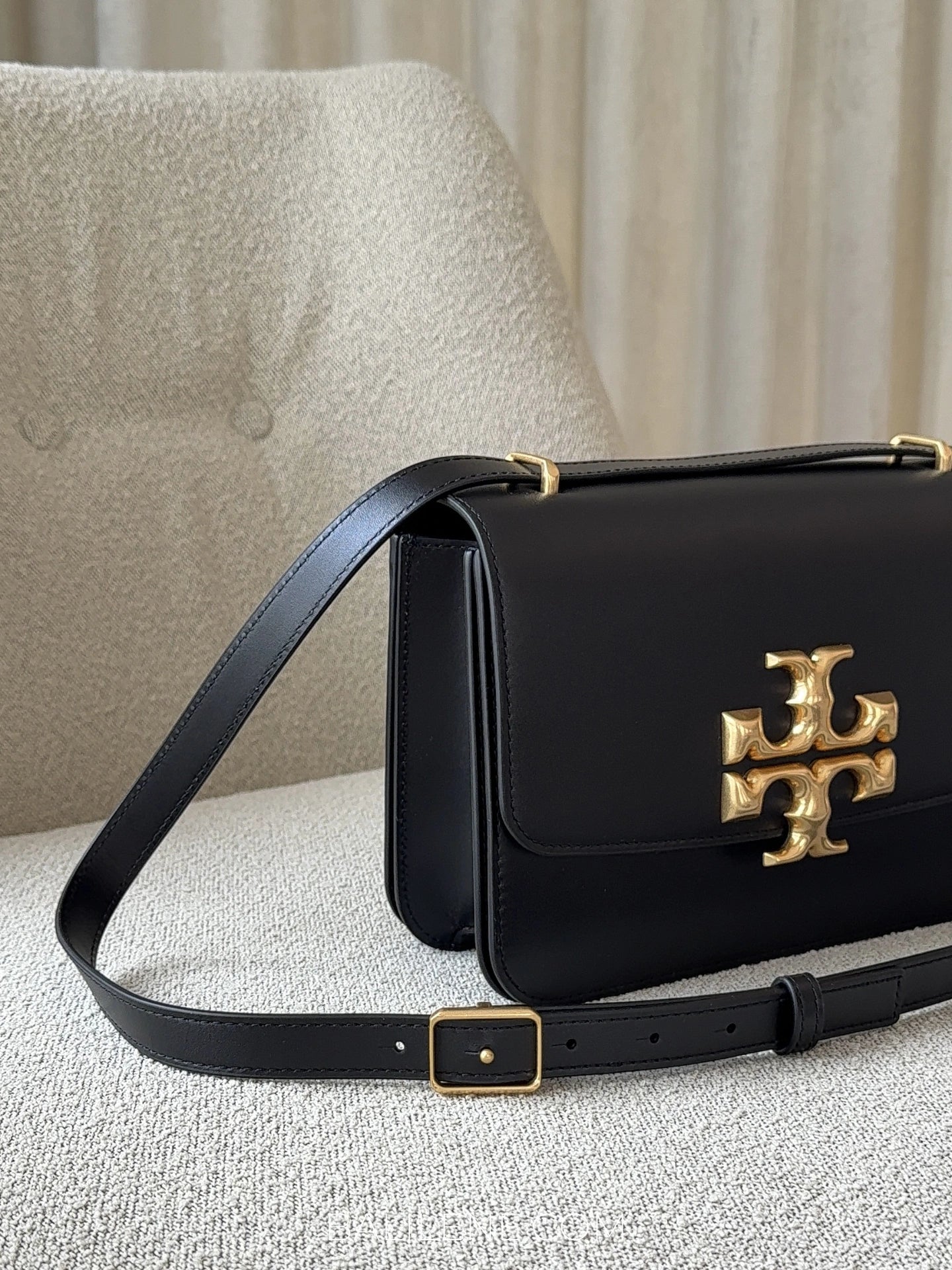 detail-samping-Tory-Burch-83009-Eleanor-Convertible-Shoulder-Bag-Black-balilene