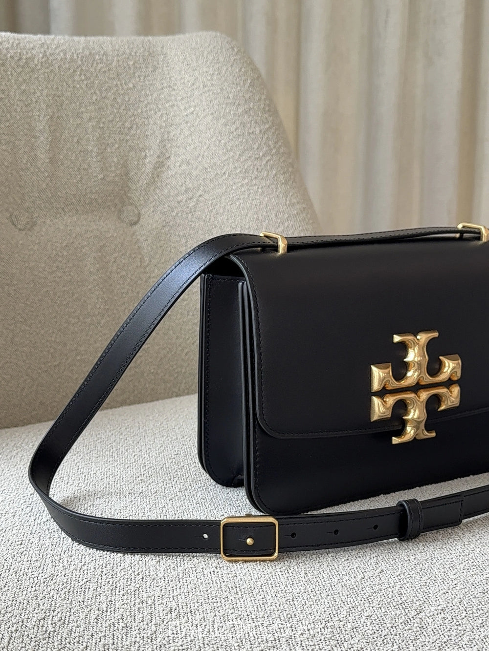 detail-samping-Tory-Burch-83009-Eleanor-Convertible-Shoulder-Bag-Black-balilene