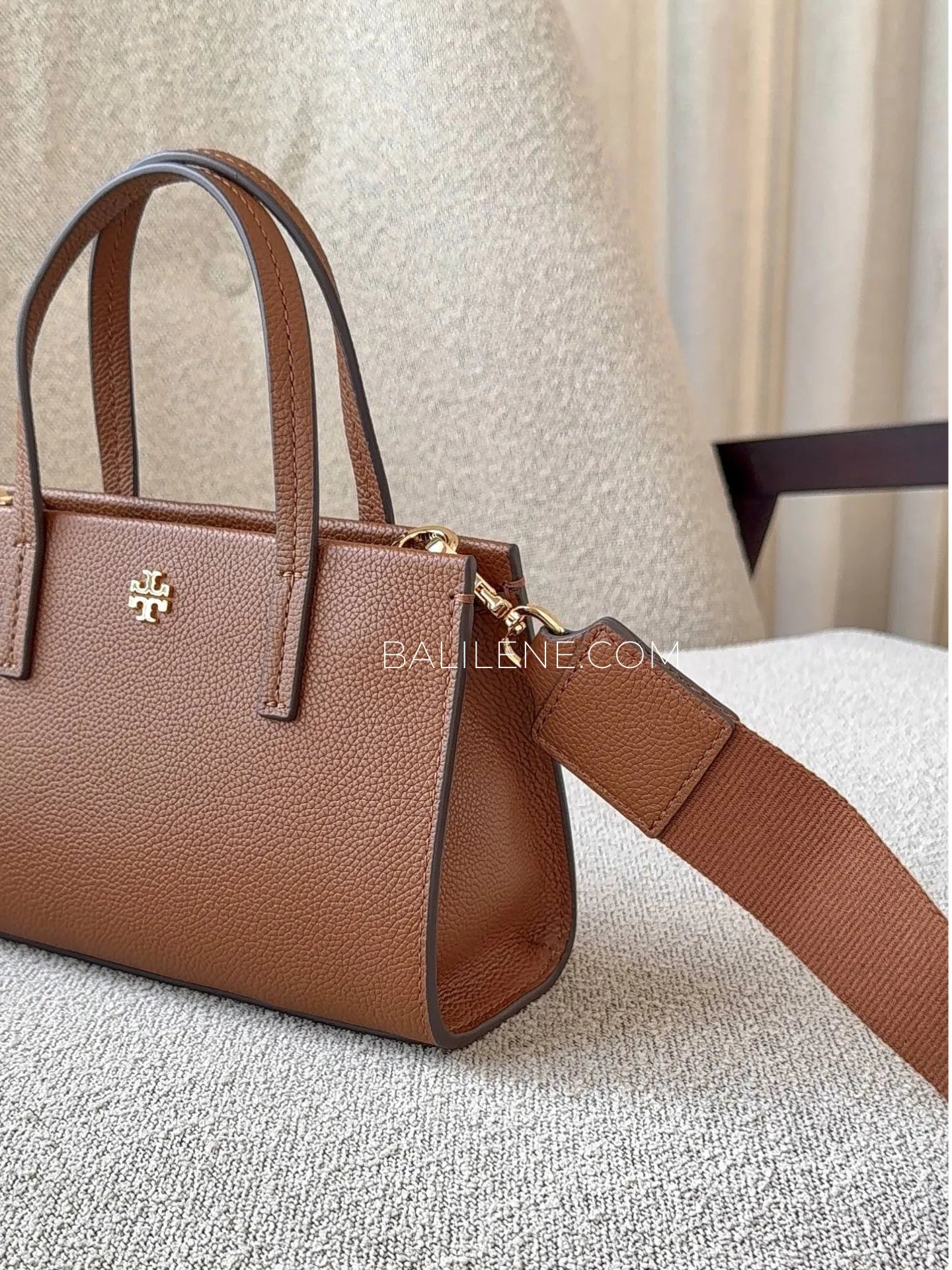 detail-samping-Tory-Burch-Blake-Mini-Tote-Cortado-balilene