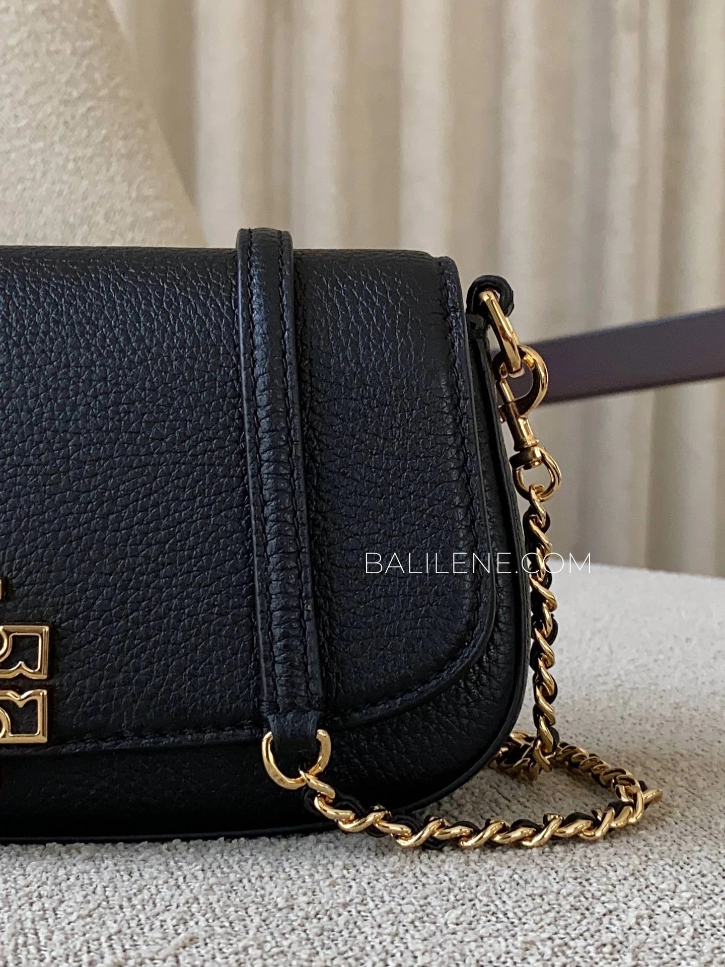 detail-samping-Tory-Burch-Britten-Convertible-Crossbody-Bag-Black-balilene
