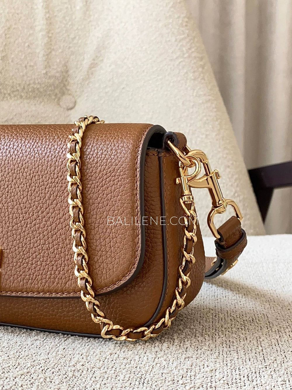 detail-samping-Tory-Burch-Britten-Convertible-Crossbody-Bag-Moose-balilene