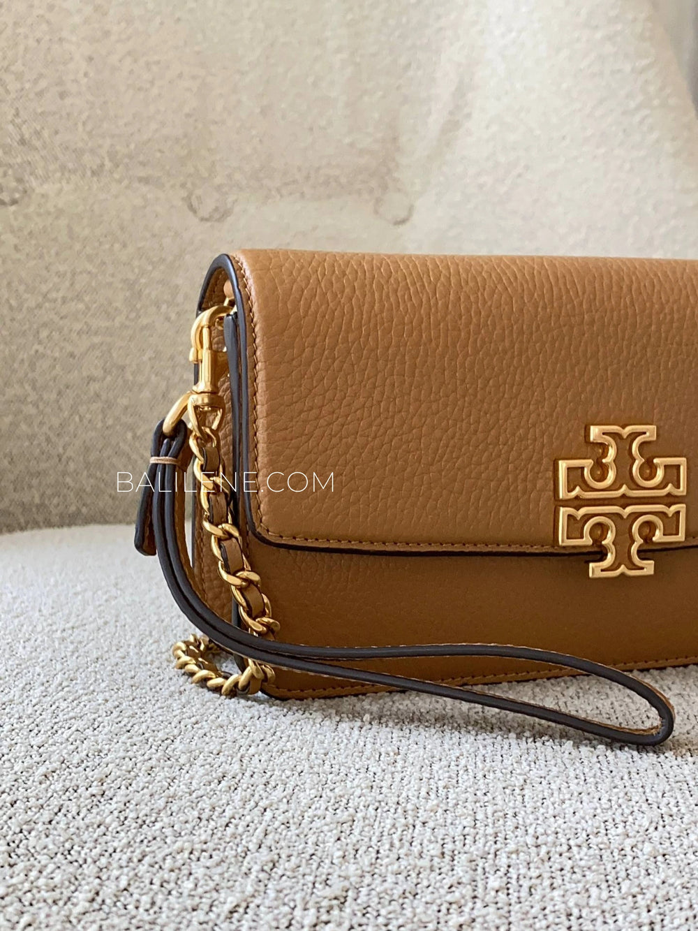 detail-samping-Tory-Burch-Britten-Leather-Chain-Wallet-With-Wristlet-Crossbody-Tiramisu-balilene