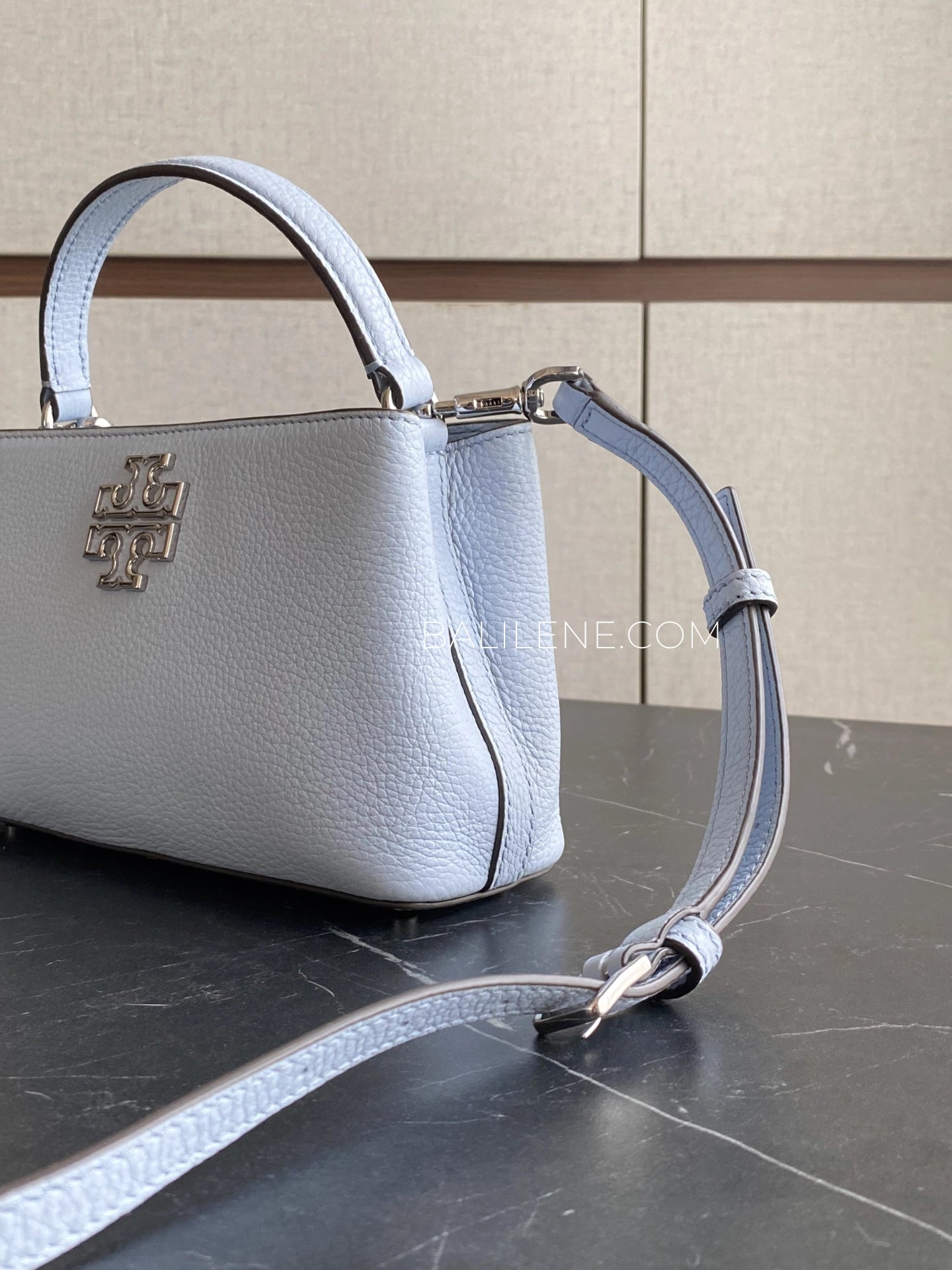 detail-samping-Tory-Burch-Britten-Micro-Satchel-Bag-Blue-Mist-balilene