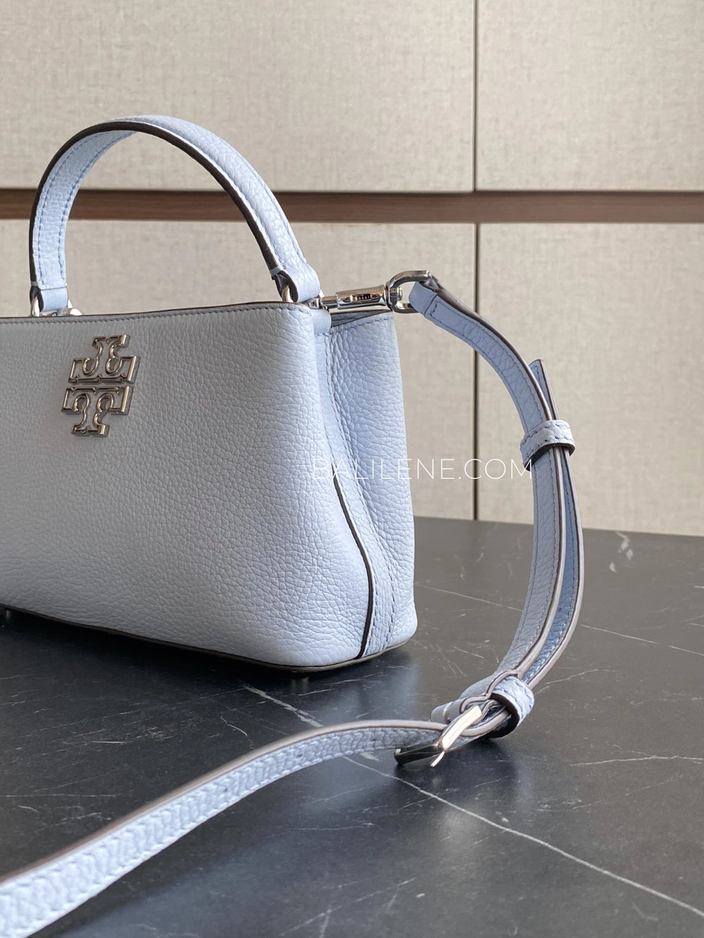 detail-samping-Tory-Burch-Britten-Micro-Satchel-Bag-Blue-Mist-balilene