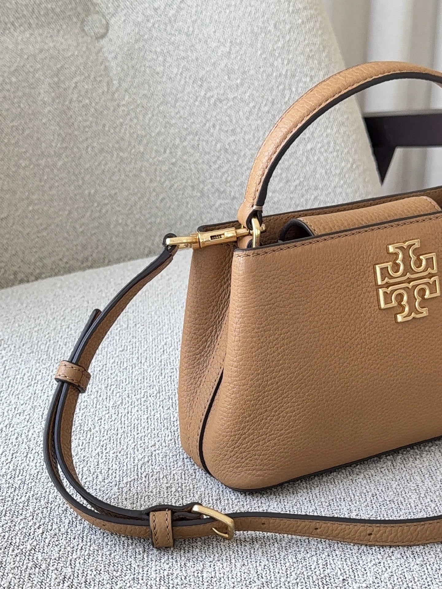 detail-samping-Tory-Burch-Britten-Micro-Satchel-Bag-Tiramisu-balilene