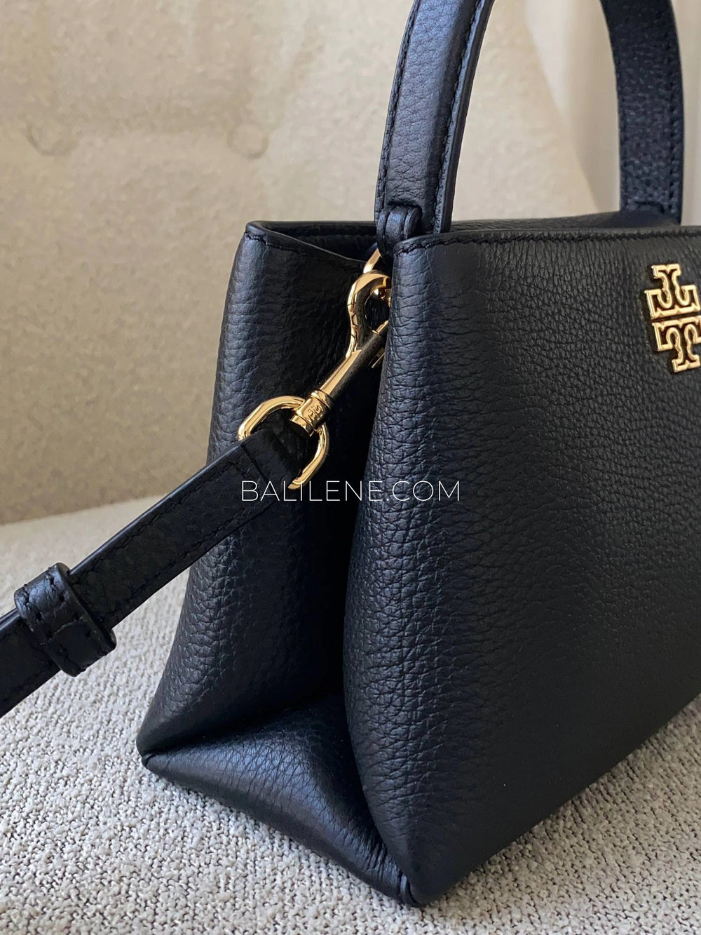 detail-samping-Tory-Burch-Britten-Mini-Satchel-Bag-Black-balilene