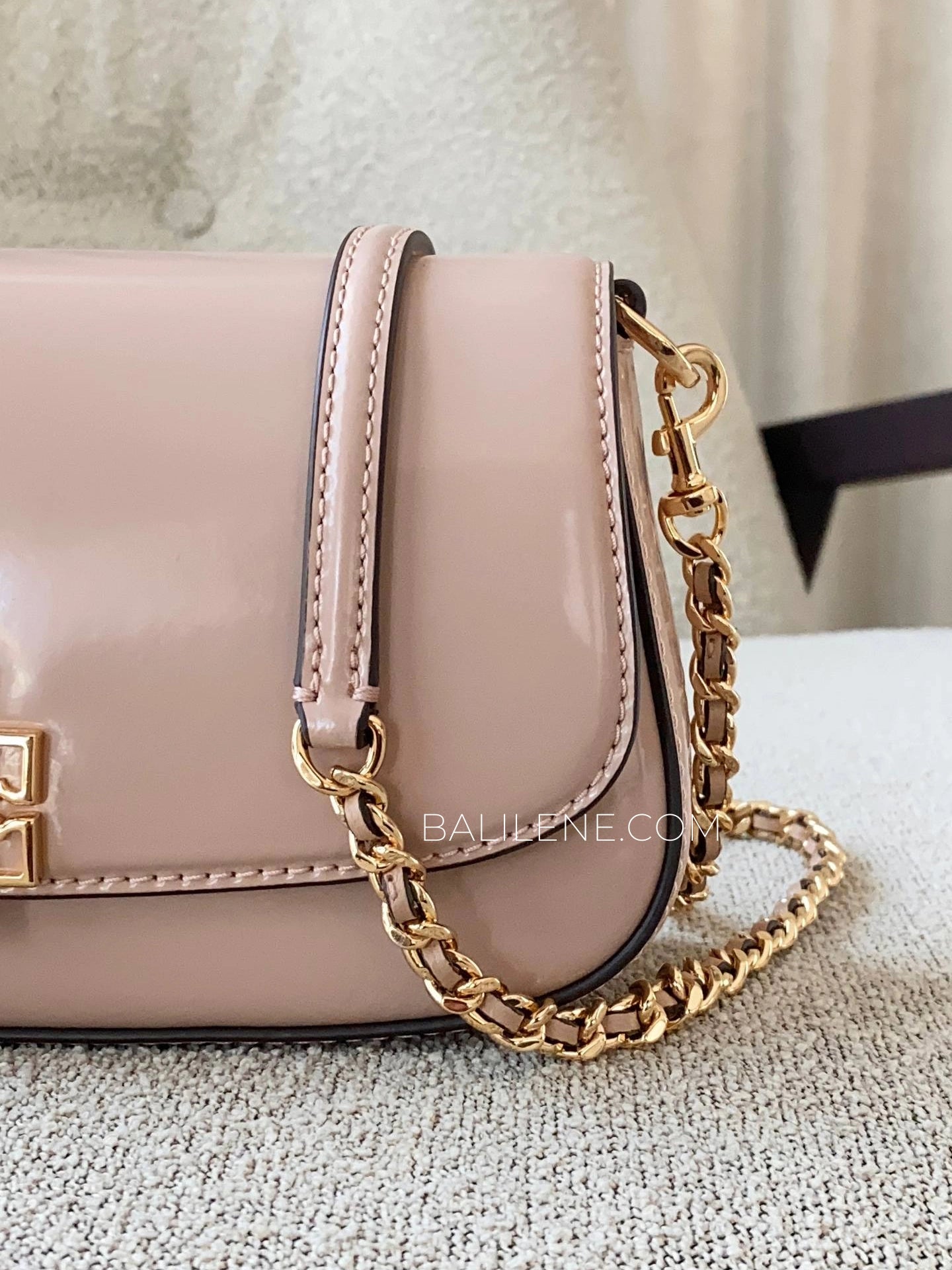 detail-samping-Tory-Burch-Britten-Patent-Convertible-Crossbody-Bag-Devon-Sand-balilene