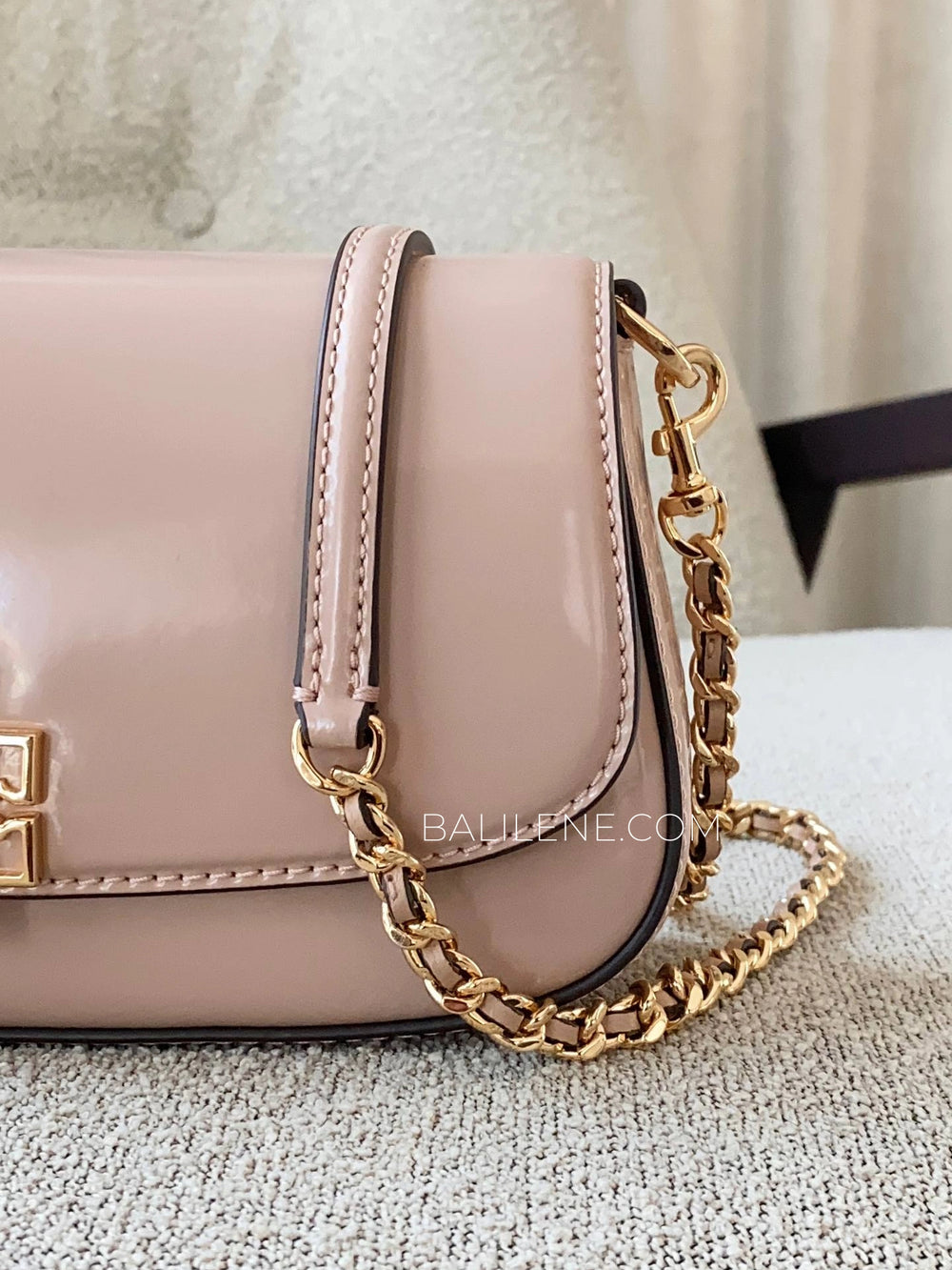detail-samping-Tory-Burch-Britten-Patent-Convertible-Crossbody-Bag-Devon-Sand-balilene