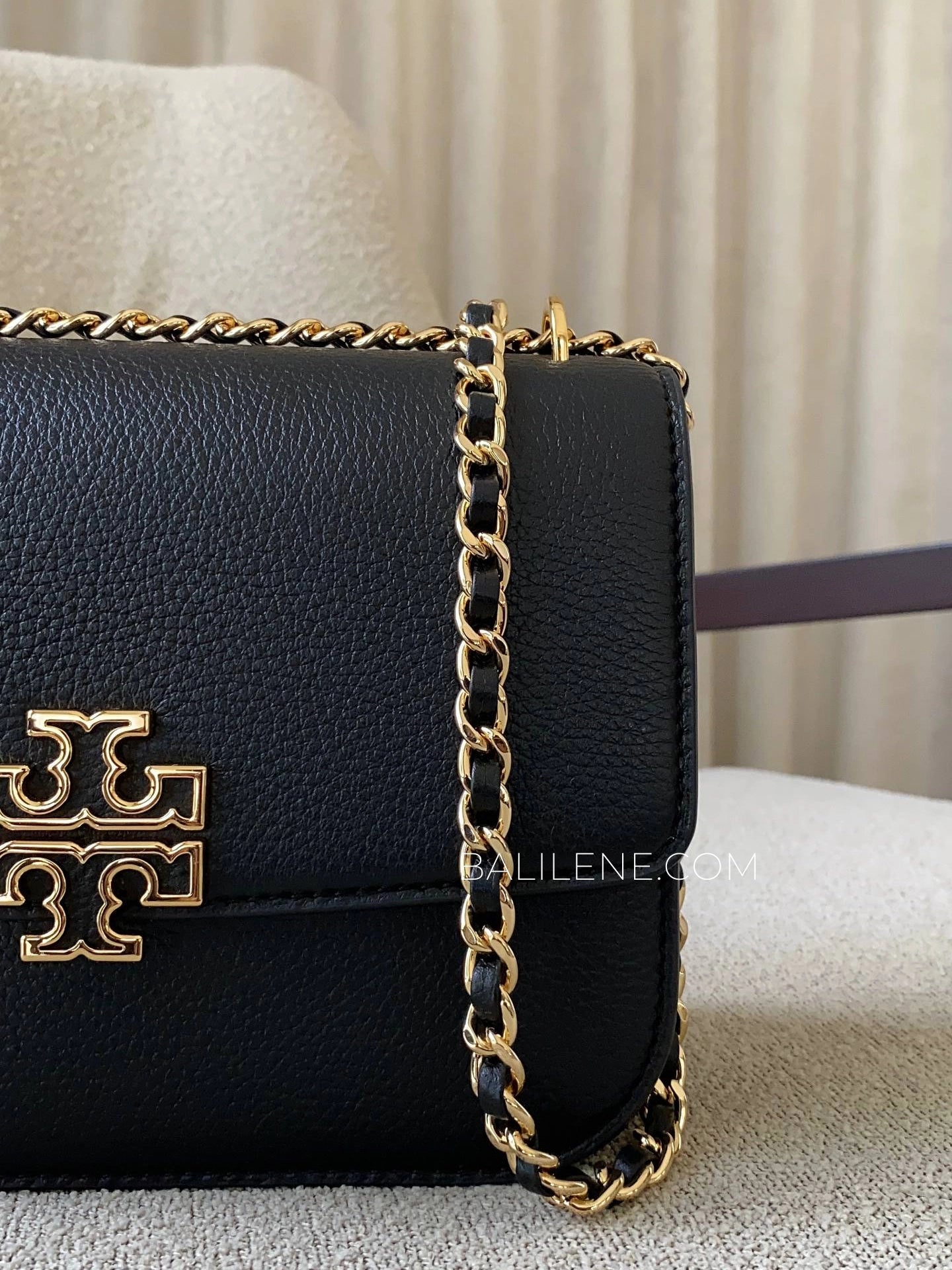 detail-samping-Tory-Burch-Britten-Small-Adjustable-Shoulder-Bag-Black-balilene