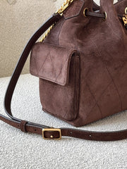 detail-samping-Tory-Burch-Charlie-Suede-Drawstring-Shoulder-Bag-Dark-Cocoa-balilene