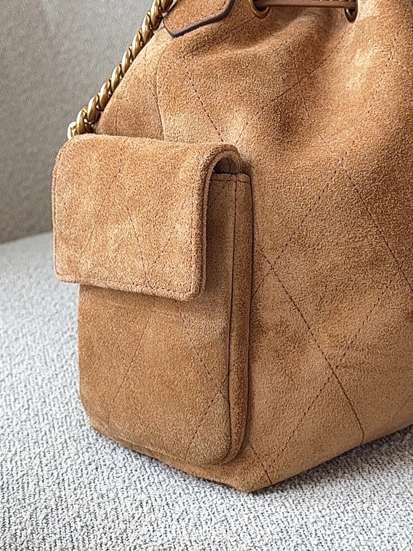detail-samping-Tory-Burch-Charlie-Suede-Drawstring-Shoulder-Bag-Wild-Tabacco-balilene