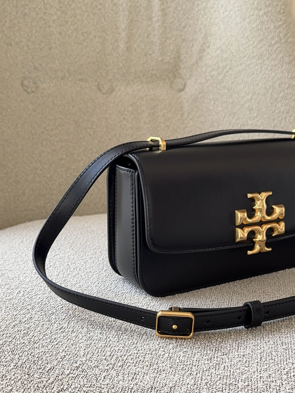 detail-samping-Tory-Burch-Eleanor-Small-EW-Convertible-Shoulder-Bag-Black-balilene