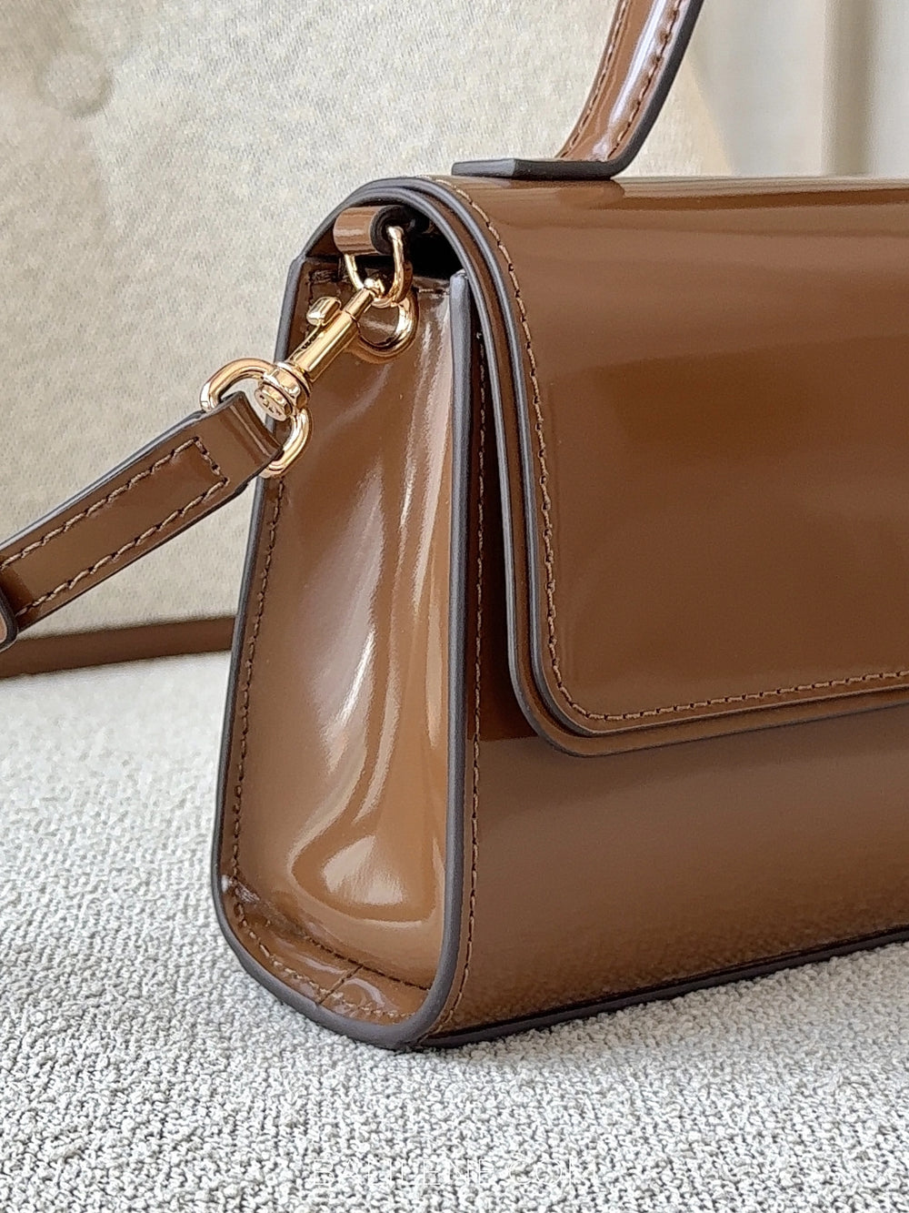 detail-samping-Tory-Burch-Emerson-Patent-Mini-Top-Handle-Bag-Rich-Walnut-balilene