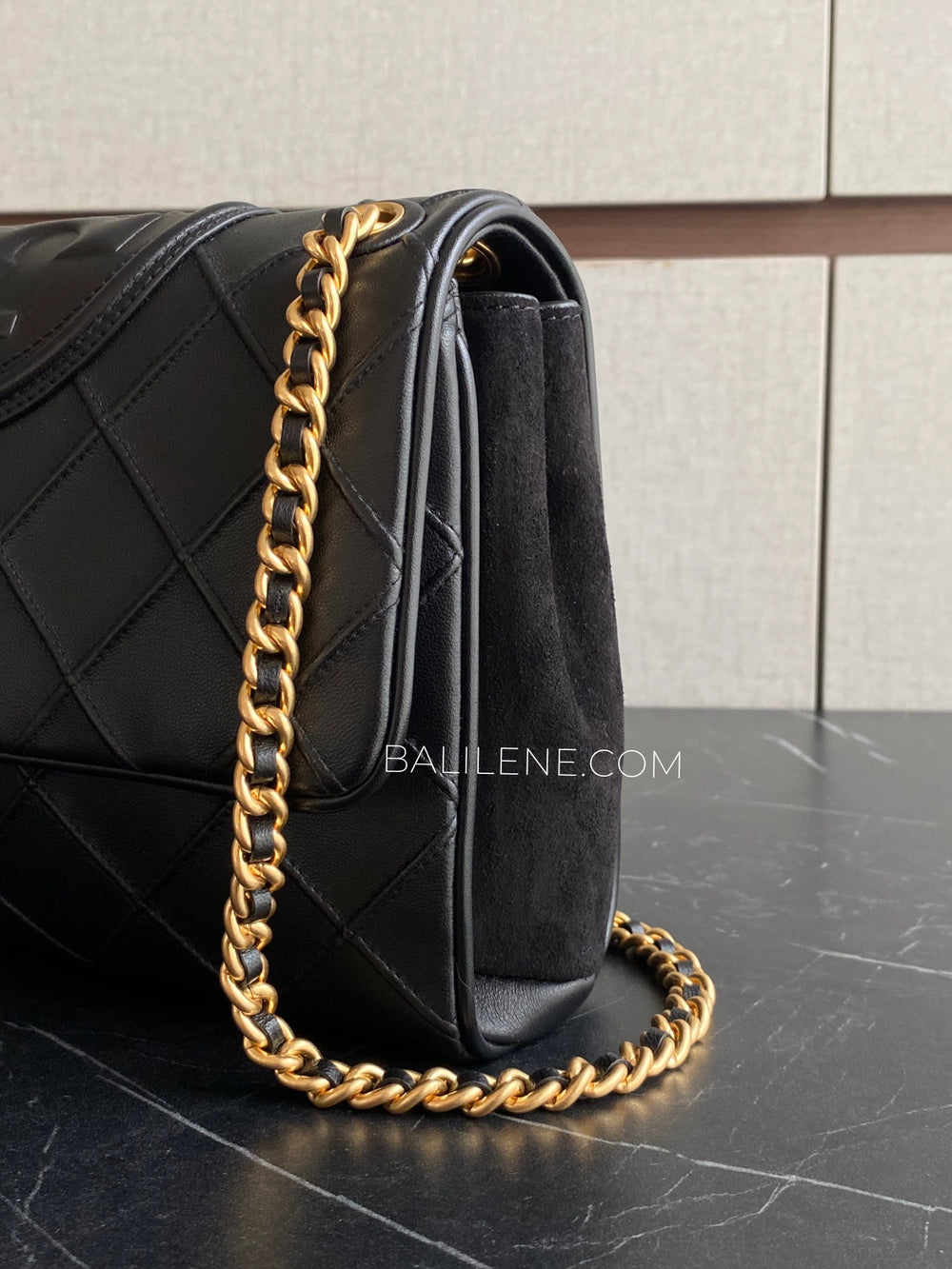 detail-samping-Tory-Burch-Fleming-Soft-Convertible-Shoulder-Bag-Black-balilene