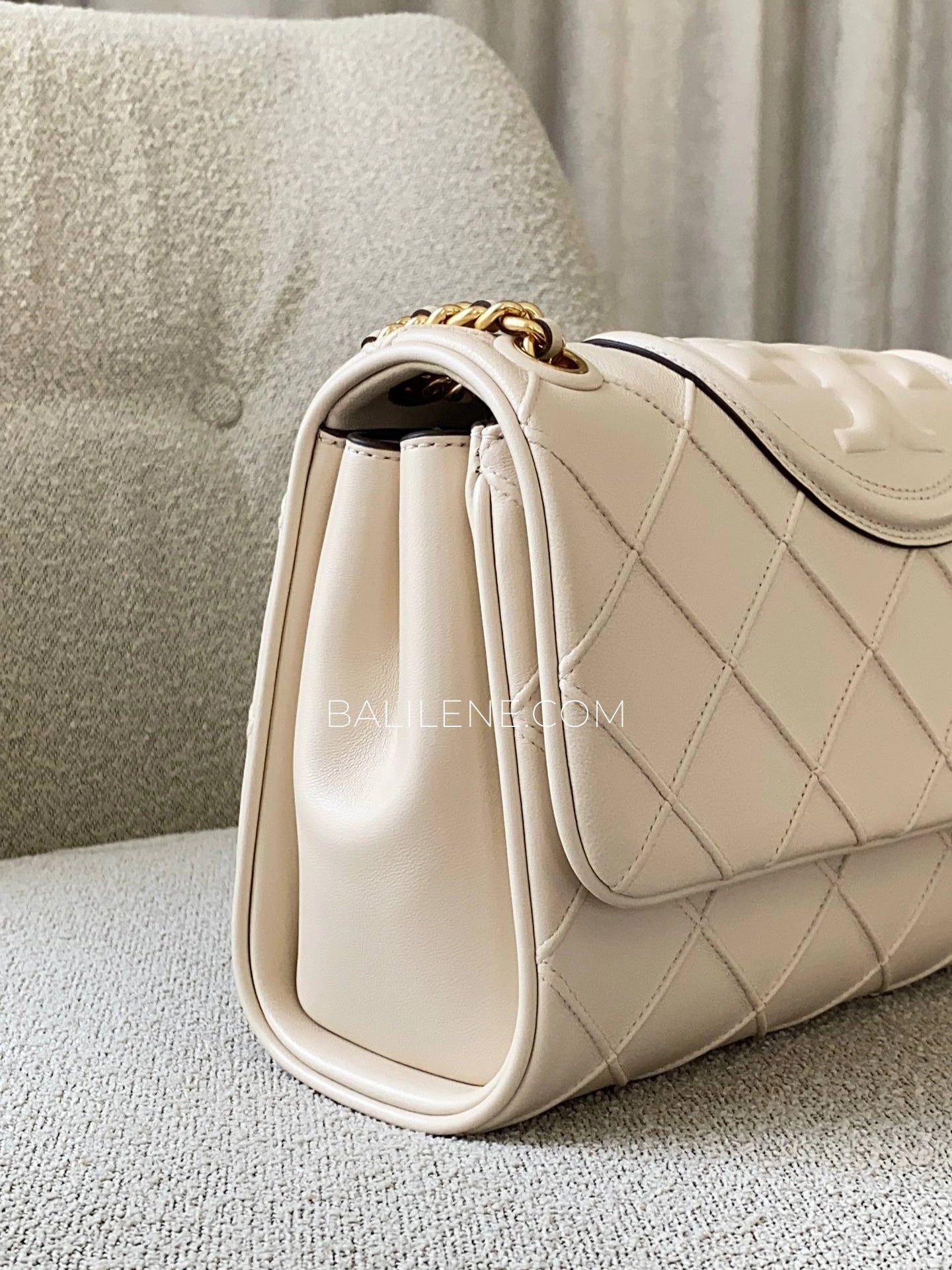 detail-samping-Tory-Burch-Fleming-Soft-Convertible-Shoulder-Bag-New-Cream-balilene