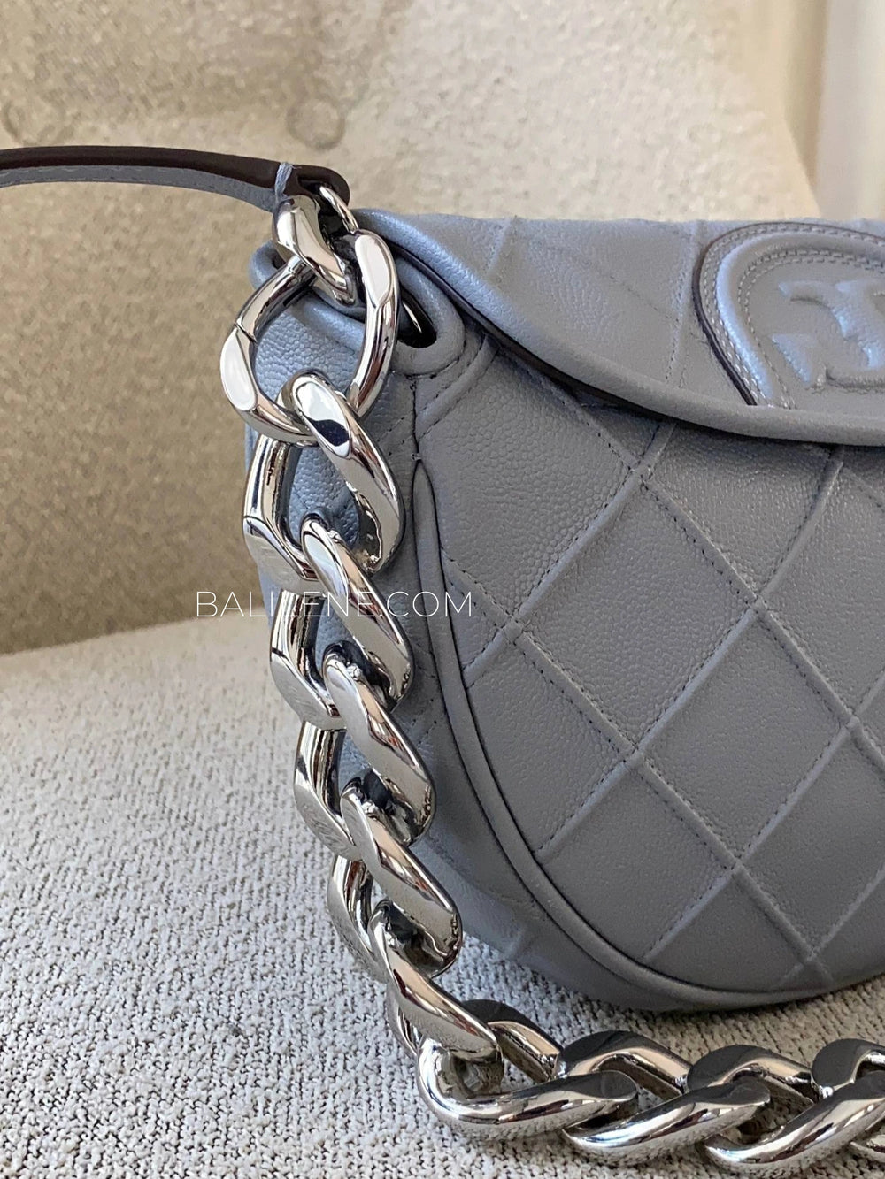 detail-samping-Tory-Burch-Fleming-Soft-Mini-Crescent-Bag-Slate-balilene