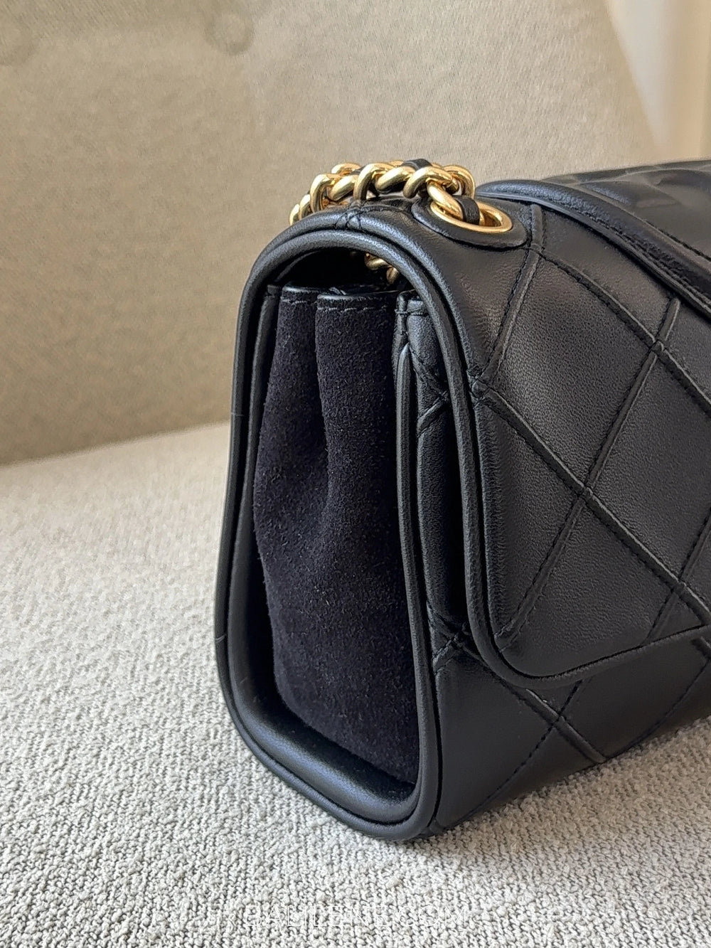 detail-samping-Tory-Burch-Fleming-Soft-Small-Convertible-Shoulder-Bag-Black-balilene