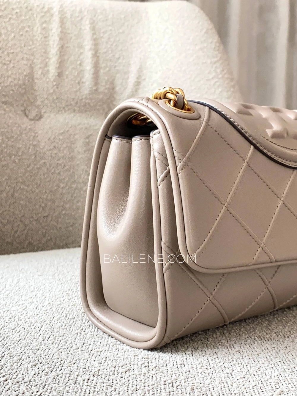 detail-samping-Tory-Burch-Fleming-Soft-Small-Convertible-Shoulder-Bag-Fresh-Clay-balilene