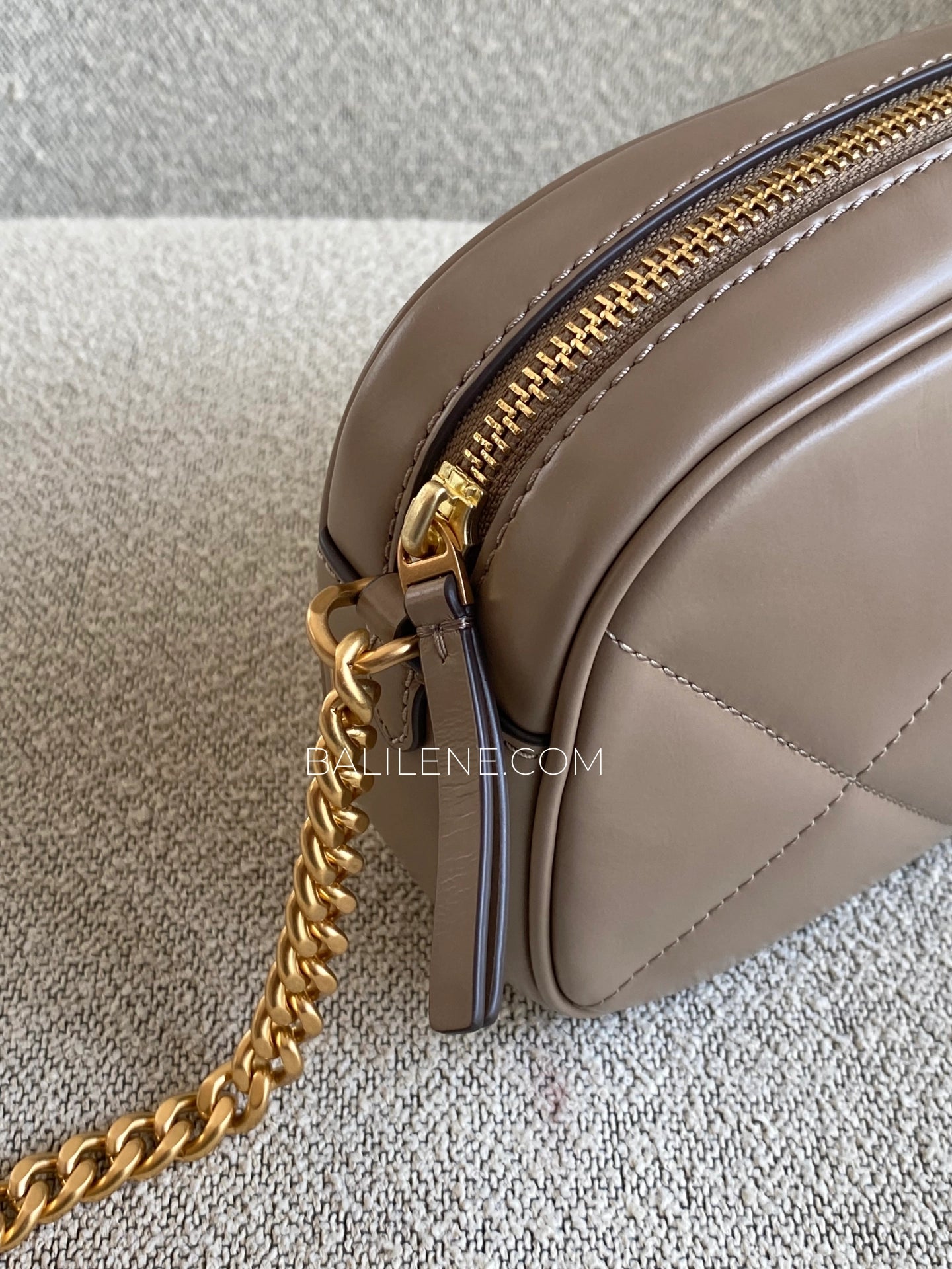 detail-samping-Tory-Burch-Kira-Diamond-Quilt-Camera-Bag-Taupe-Oak-balilene