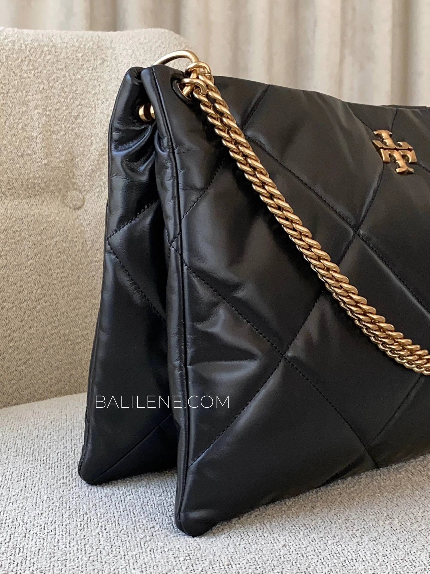 detail-samping-Tory-Burch-Kira-Diamond-Quilt-Hobo-Bag-Black-balilene