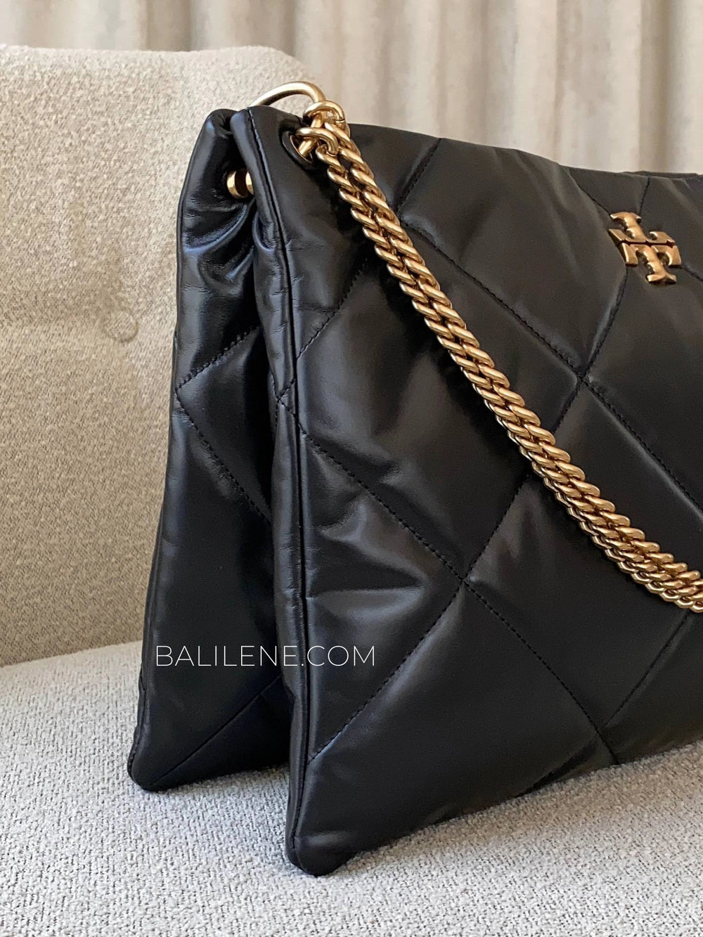detail-samping-Tory-Burch-Kira-Diamond-Quilt-Hobo-Bag-Black-balilene