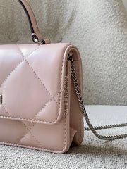 detail-samping-Tory-Burch-Kira-Diamond-Quilt-Mini-Top-Handle-Chain-Wallet-Soft-Pink-balilene