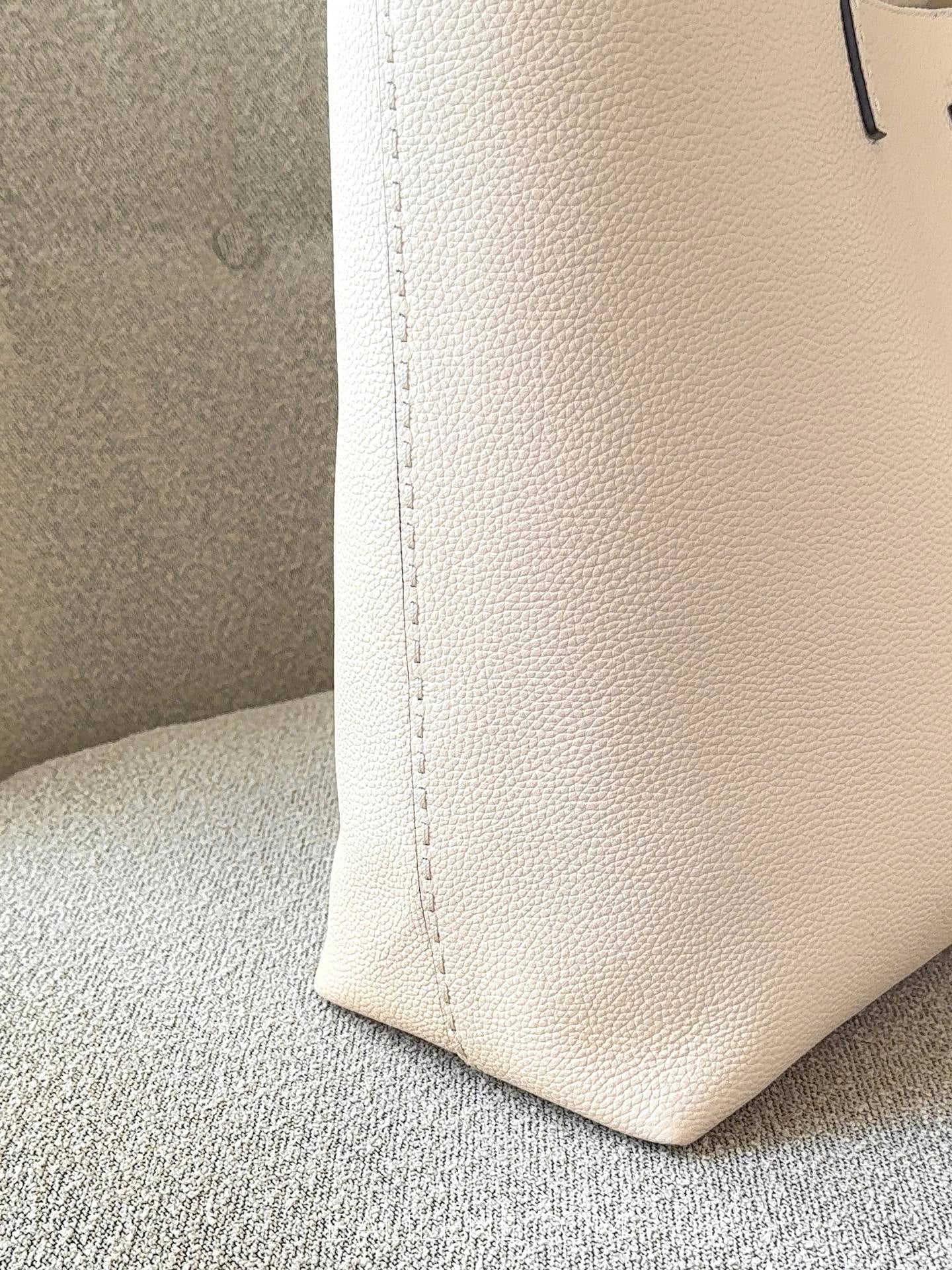 detail-samping-Tory-Burch-McGraw-Tote-Bag-Brie-balilene