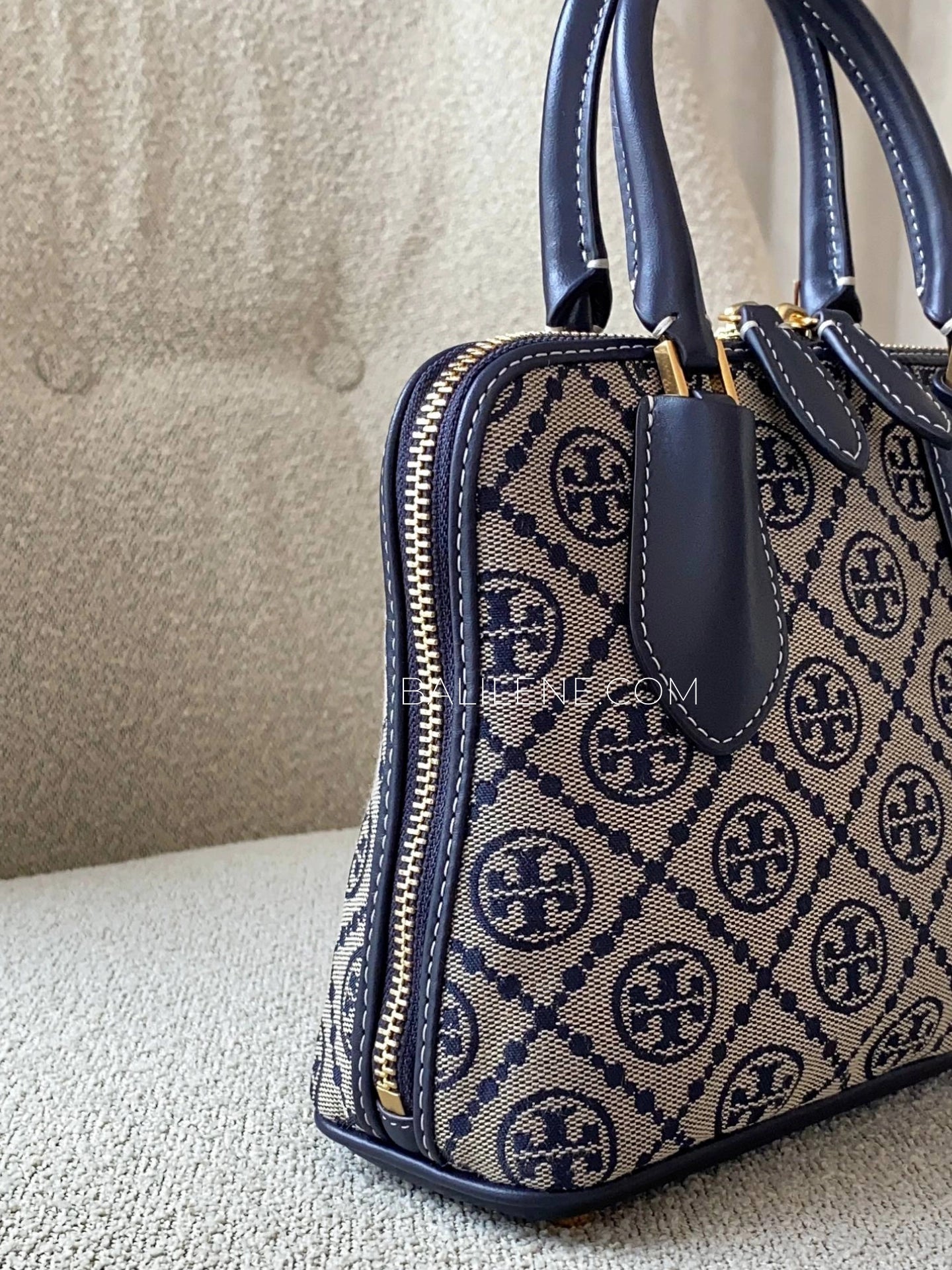 detail-samping-Tory-Burch-Mini-T-Monogram-Jacquard-Swing-Satchel-Tory-Navy-balilene