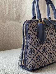 detail-samping-Tory-Burch-Mini-T-Monogram-Jacquard-Swing-Satchel-Tory-Navy-balilene