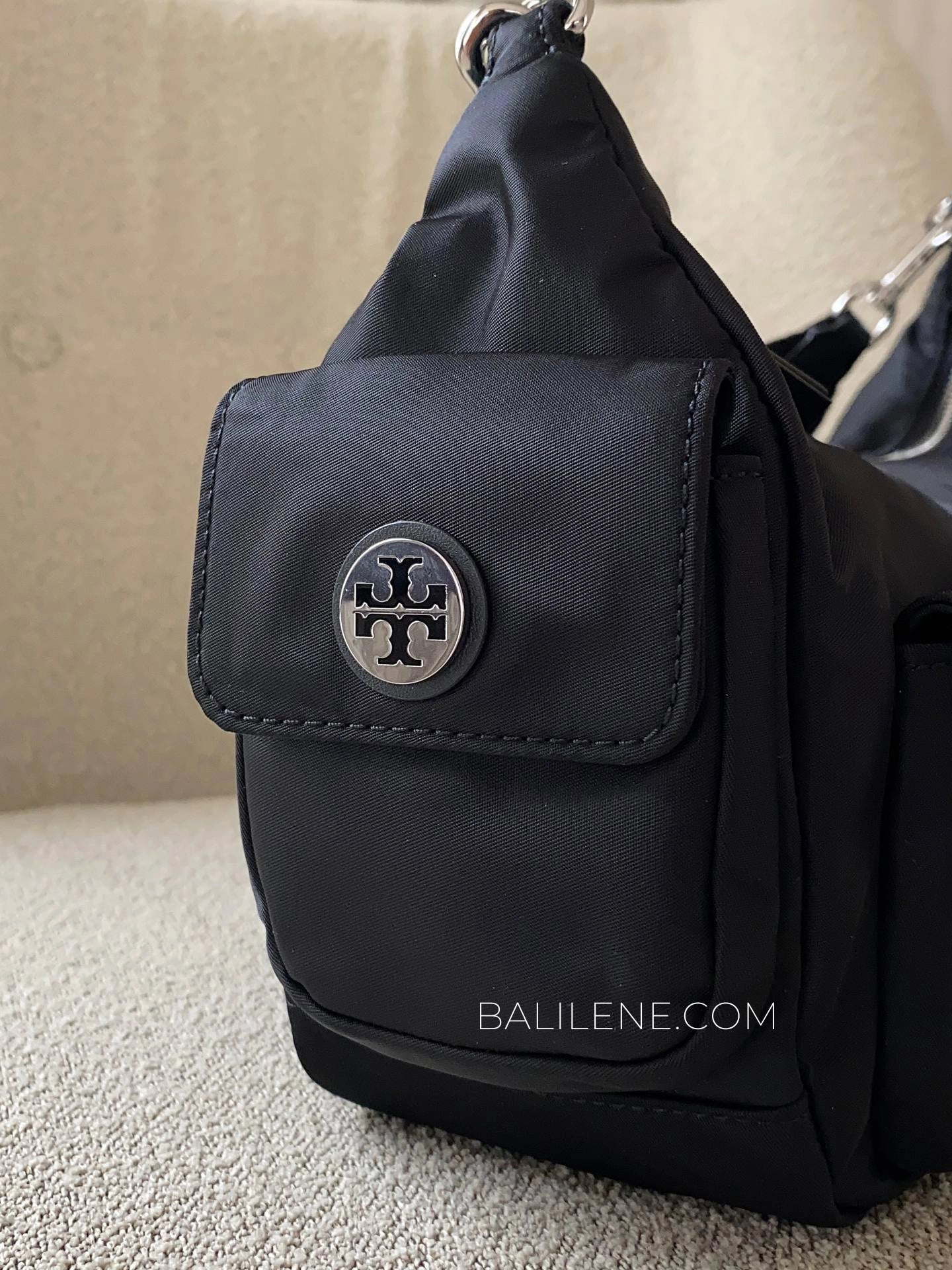 detail-samping-Tory-Burch-Nylon-Convertible-Shoulder-Bag-Black-balilene