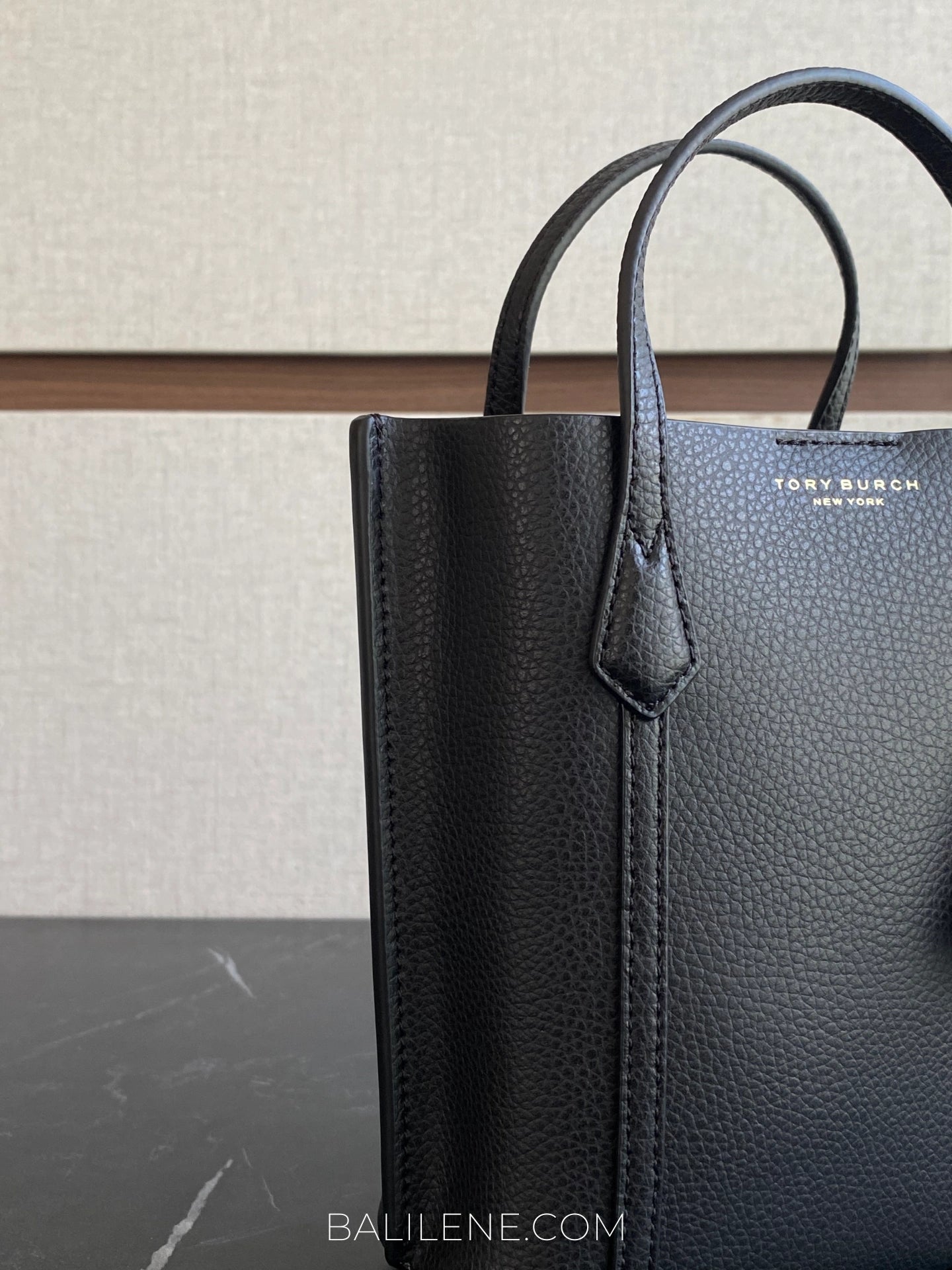 detail-samping-Tory-Burch-Perry-Mini-NS-Tote-Black-balilene