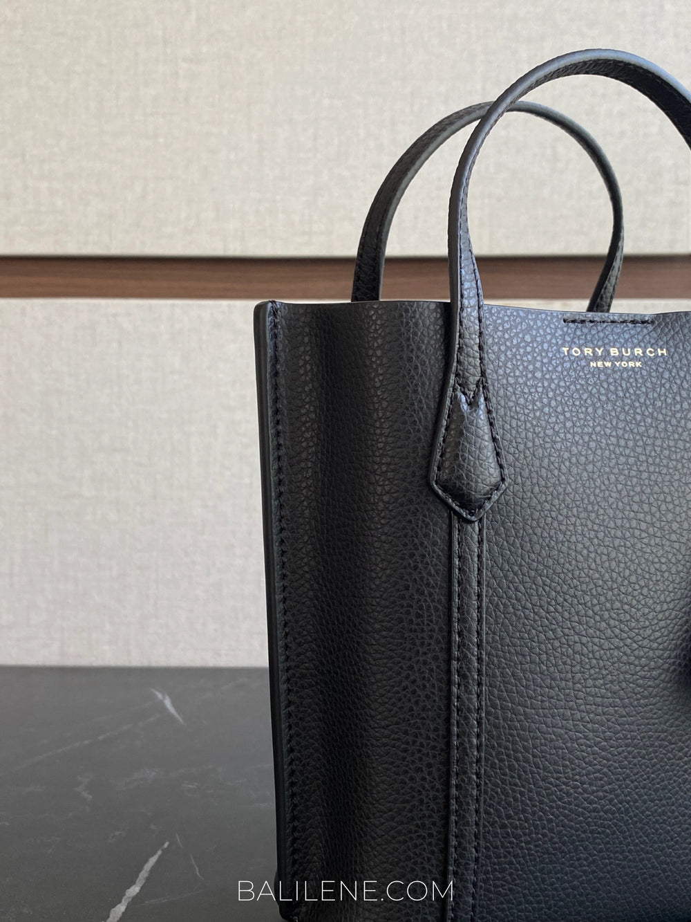 detail-samping-Tory-Burch-Perry-Mini-NS-Tote-Black-balilene