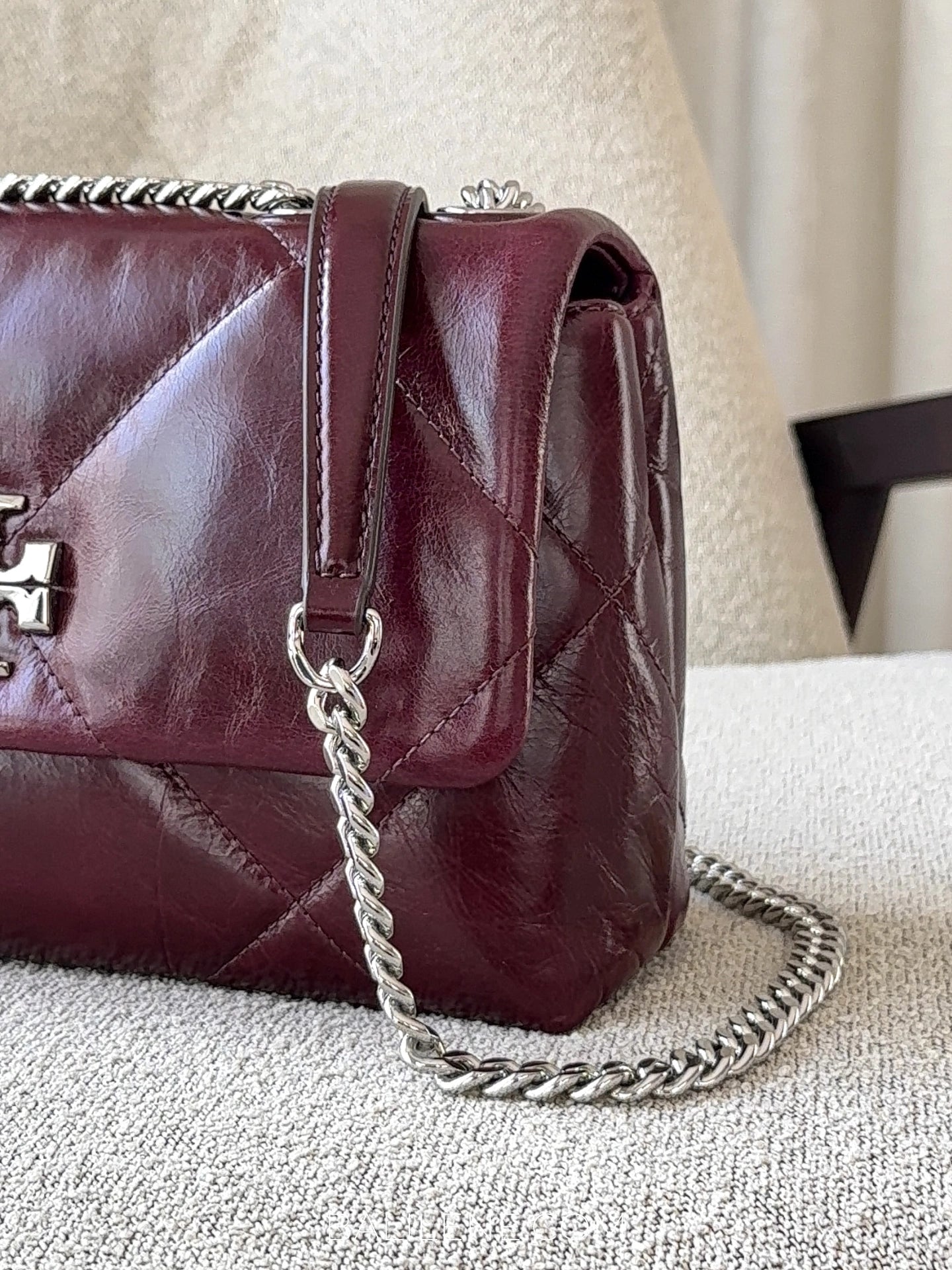 detail-samping-Tory-Burch-Small-Kira-Diamond-Quilt-Distressed-Shoulder-Bag-Dark-Carmine-balilene