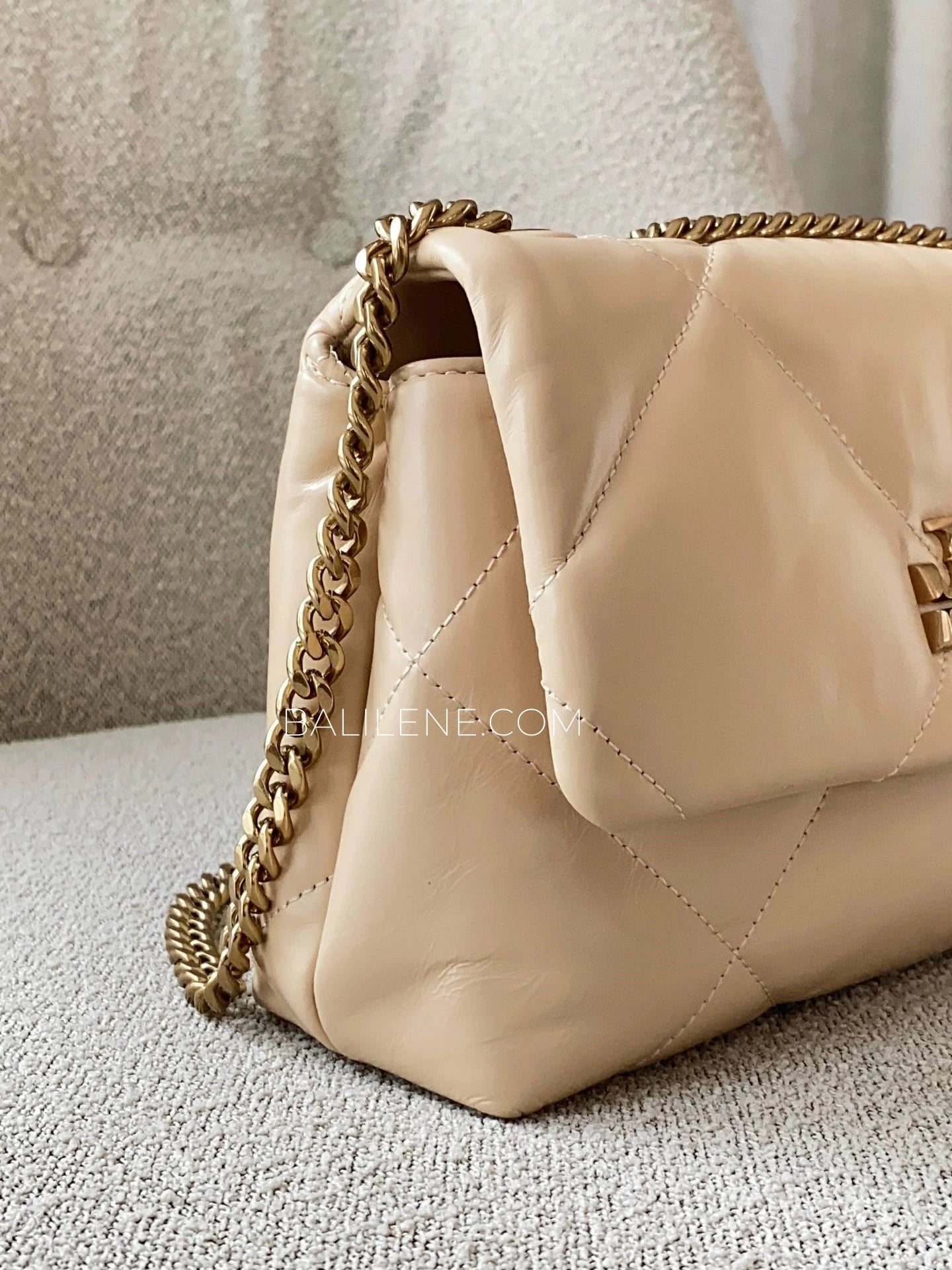 detail-samping-Tory-Burch-Small-Kira-Diamond-Quilt-Shoulder-Bag-Vanilla-Soft-Serve-balilene