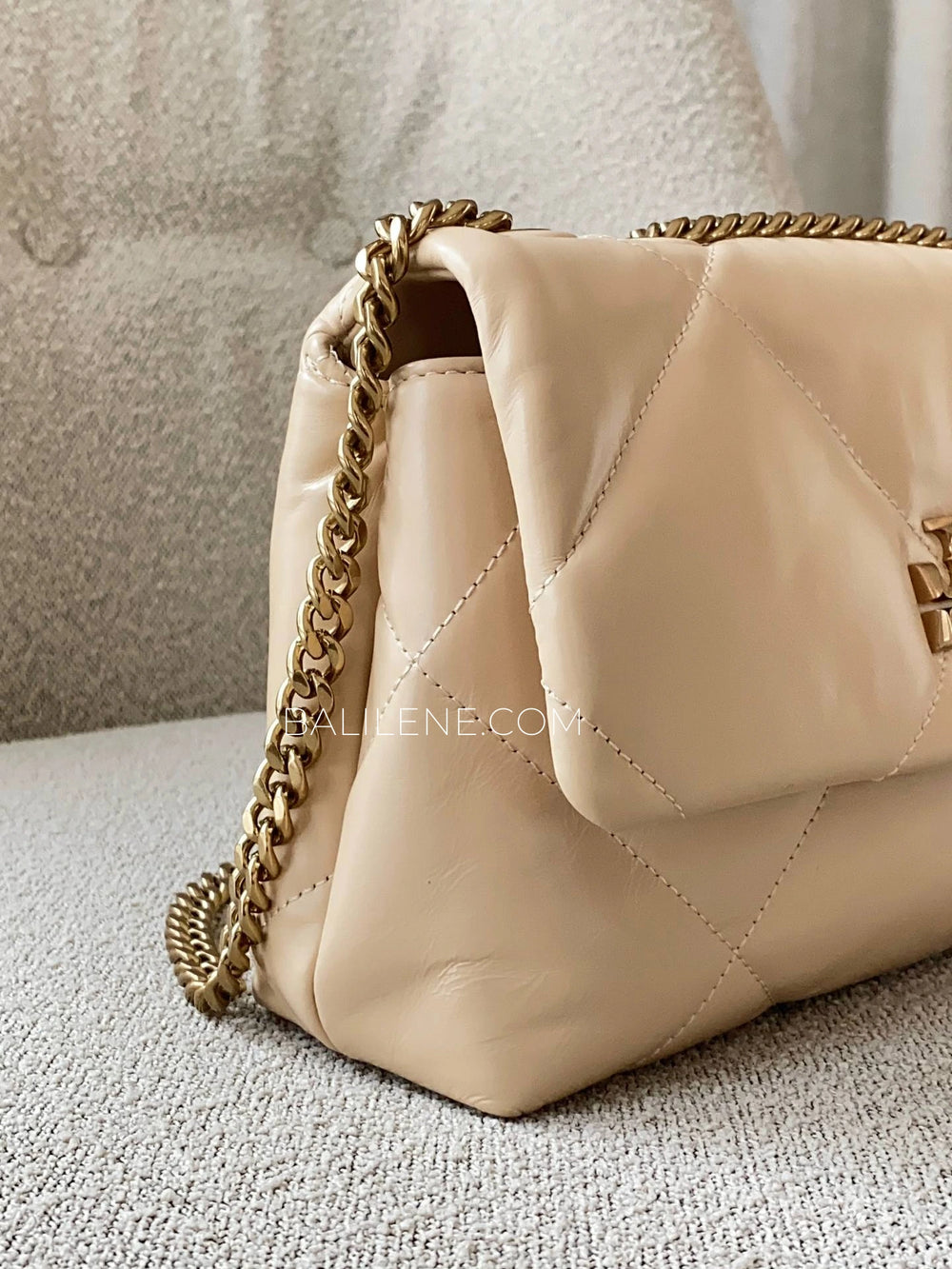 detail-samping-Tory-Burch-Small-Kira-Diamond-Quilt-Shoulder-Bag-Vanilla-Soft-Serve-balilene