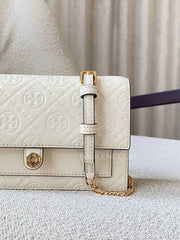 detail-samping-Tory-Burch-T-Monogram-Leather-Chain-Wallet-Light-Cream-balilene