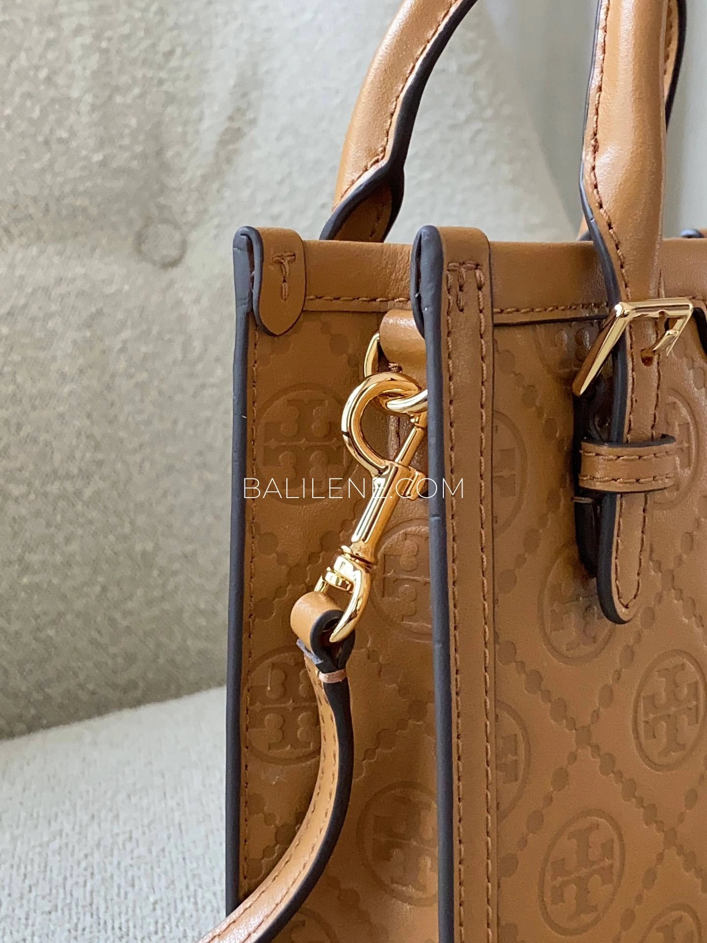 detail-samping-Tory-Burch-T-Monogram-Leather-Mini-Tan-balilene