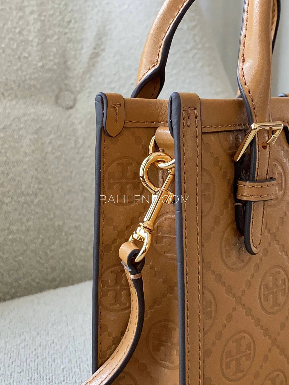 detail-samping-Tory-Burch-T-Monogram-Leather-Mini-Tan-balilene