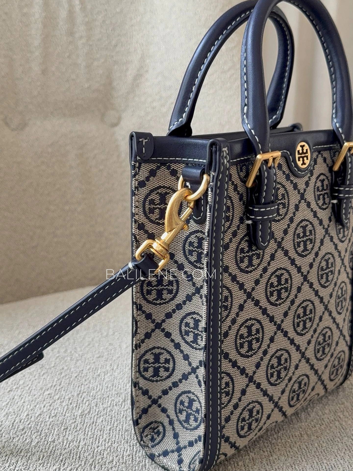 detail-samping-Tory-Burch-T-Monogram-Mini-NS-Tote-Bag-Tory-Navy-balilene
