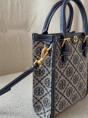 detail-samping-Tory-Burch-T-Monogram-Mini-NS-Tote-Bag-Tory-Navy-balilene