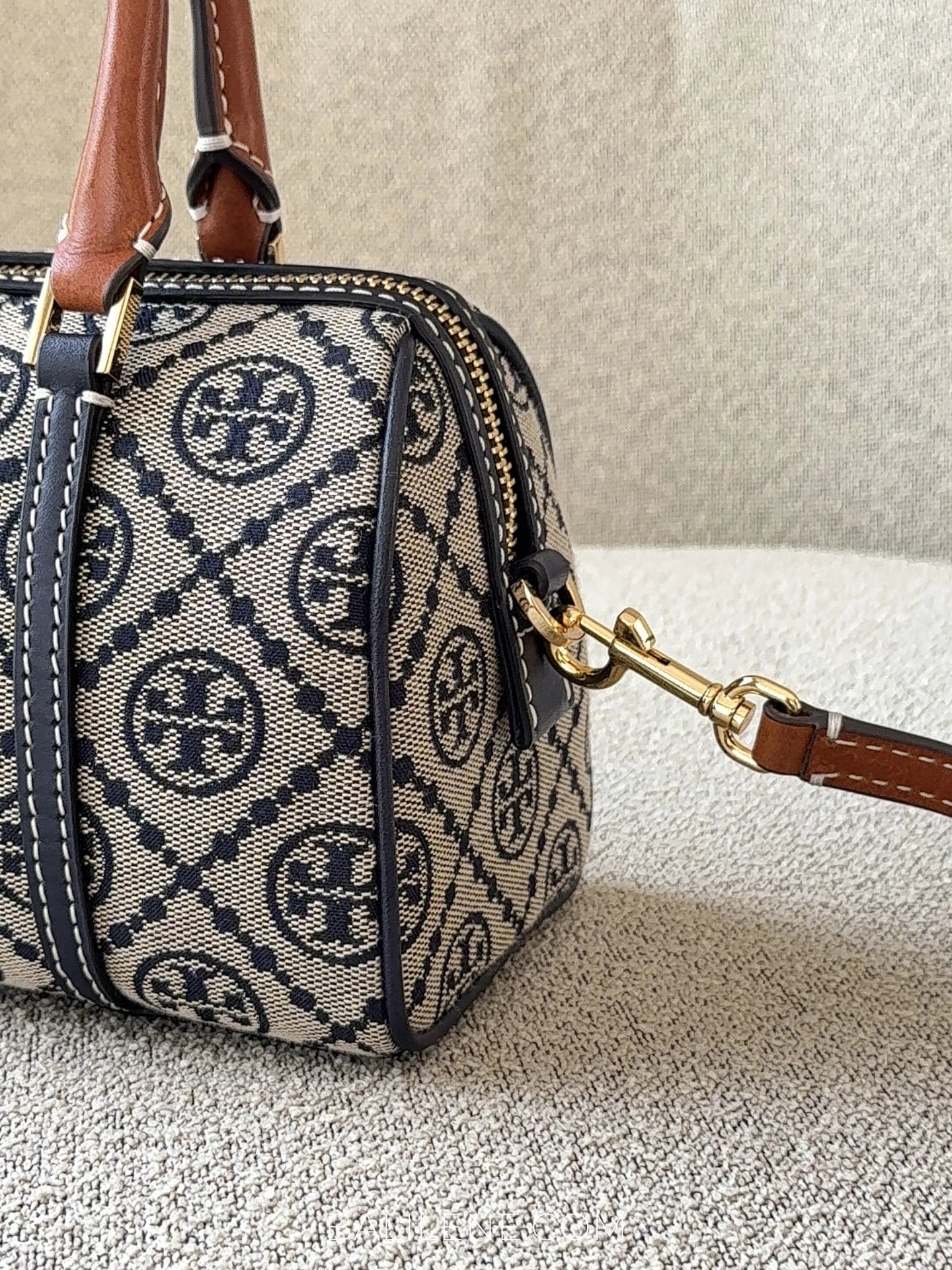 detail-samping-Tory-Burch-T-Monogram-Mini-Petite-Barrel-Bag-Tory-Navy-balilene
