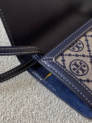 detail-samping-Tory-Burch-T-Monogram-Wallet-Crossbody-Tory-Navy-balilene