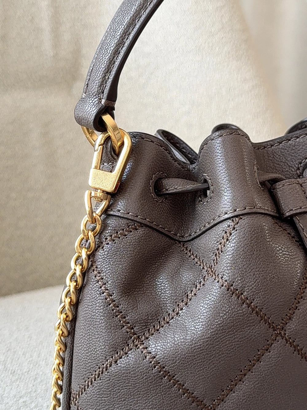 detail-samping-Tory-Burch-Willa-Mini-Bucket-Bag-Volcanic-Stone-balilene