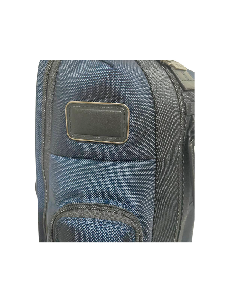 detail-samping-Tumi-Higgins-Sling-Bag-Navy
