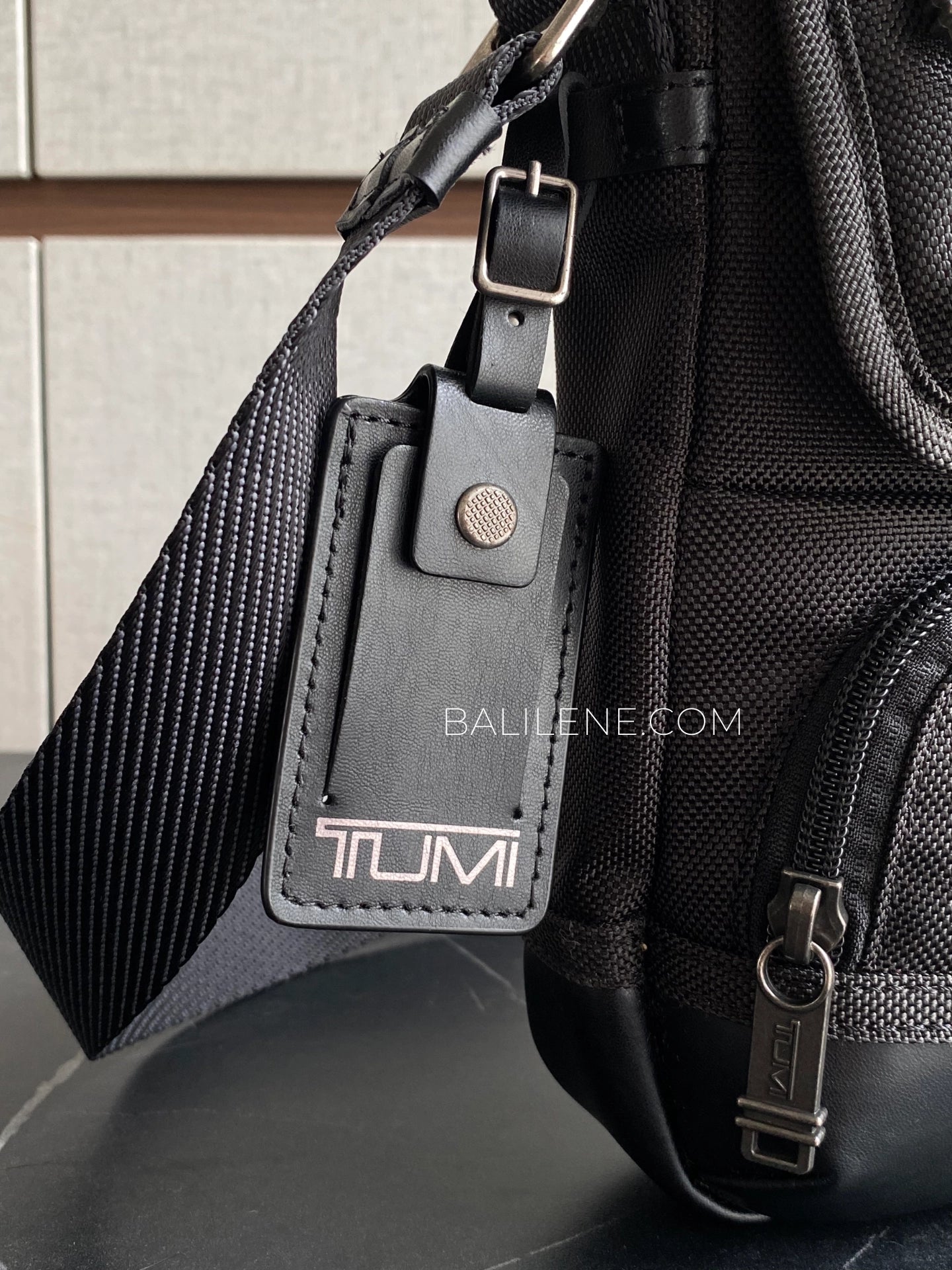 detail-samping-Tumi-Kerby-Crossbody-Bag-Black-balilene