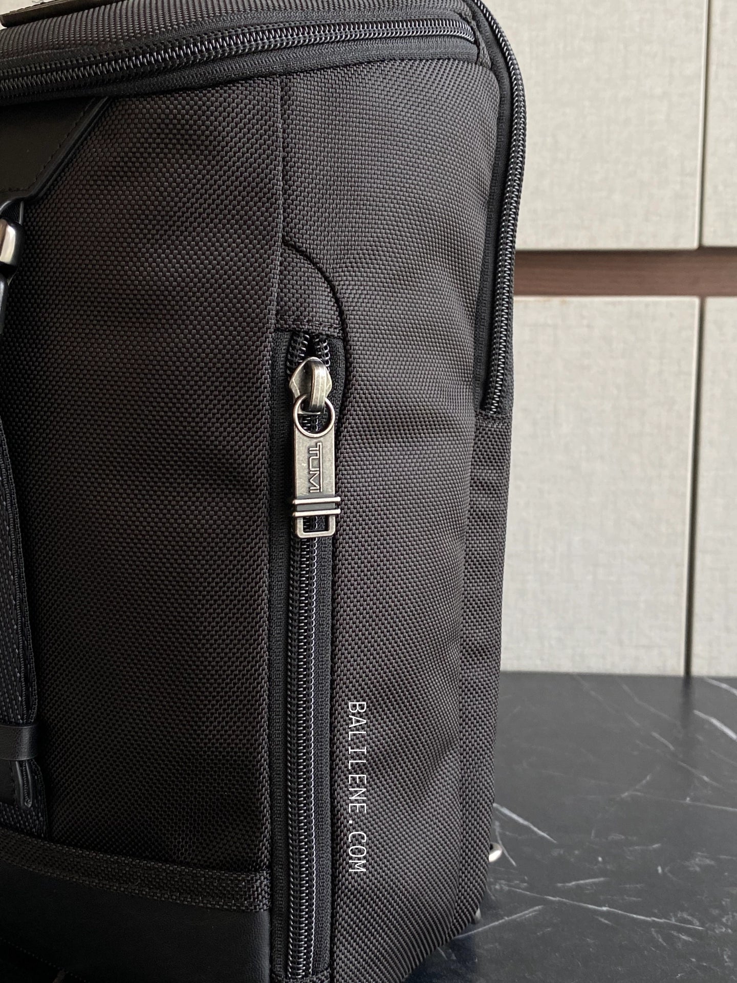 detail-samping-Tumi-Woodland-Sling-Black-balilene