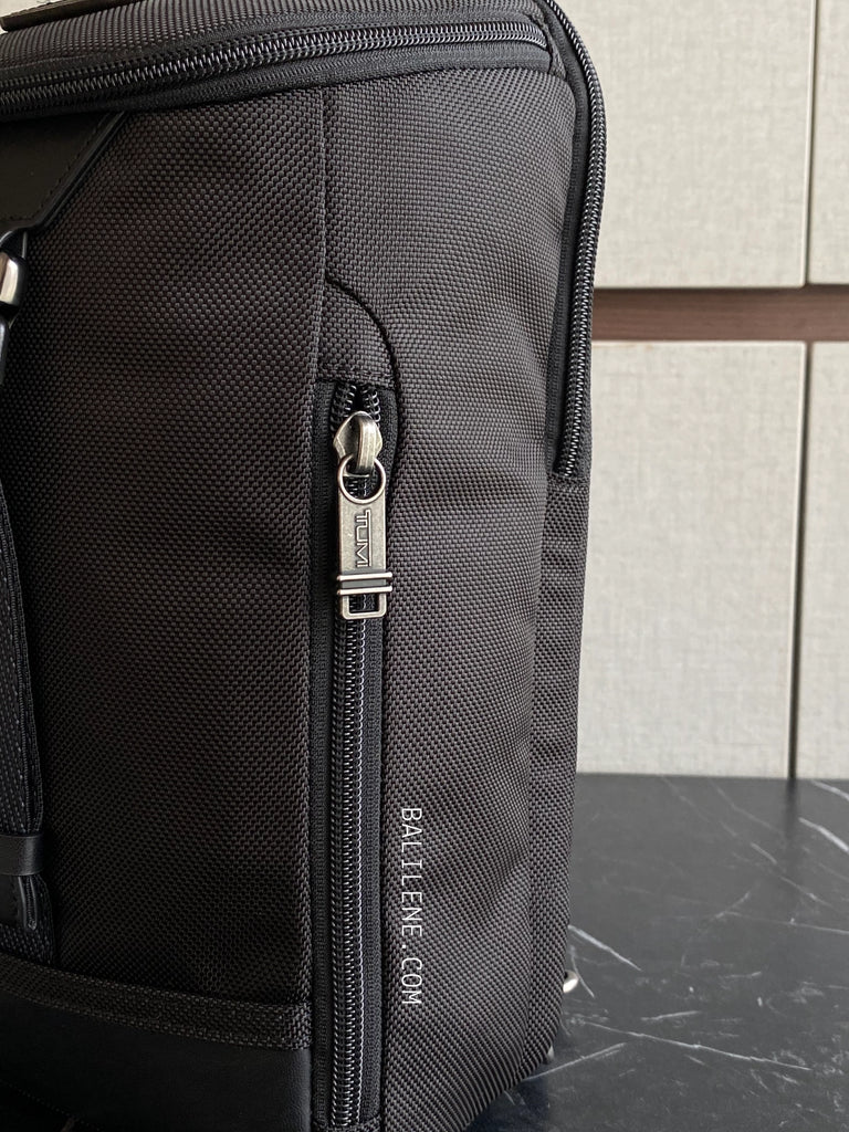 detail-samping-Tumi-Woodland-Sling-Black-balilene