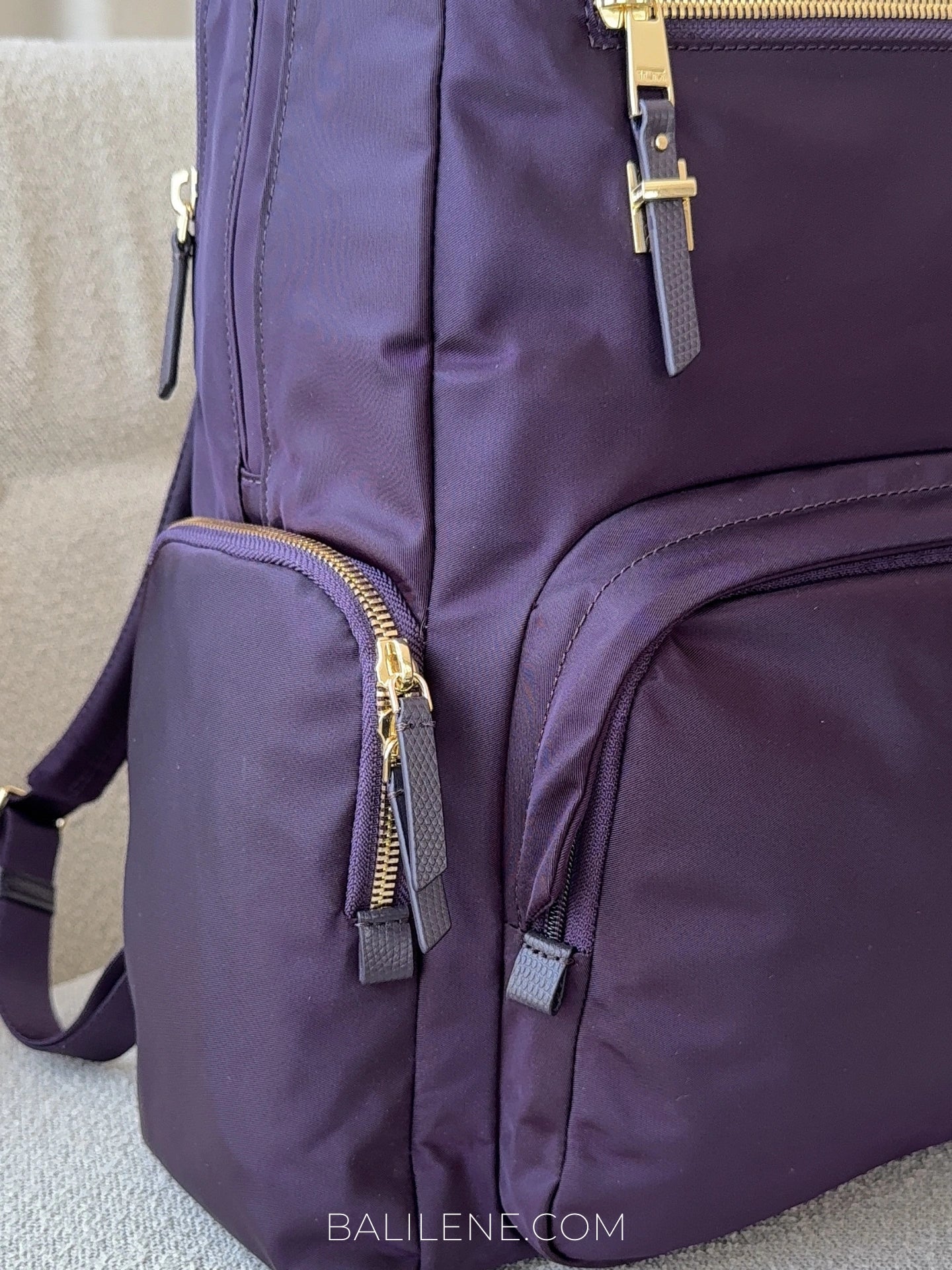 detail-samping-Voyageur-Caren-Backpack-Blackberry-Tumi-balilene